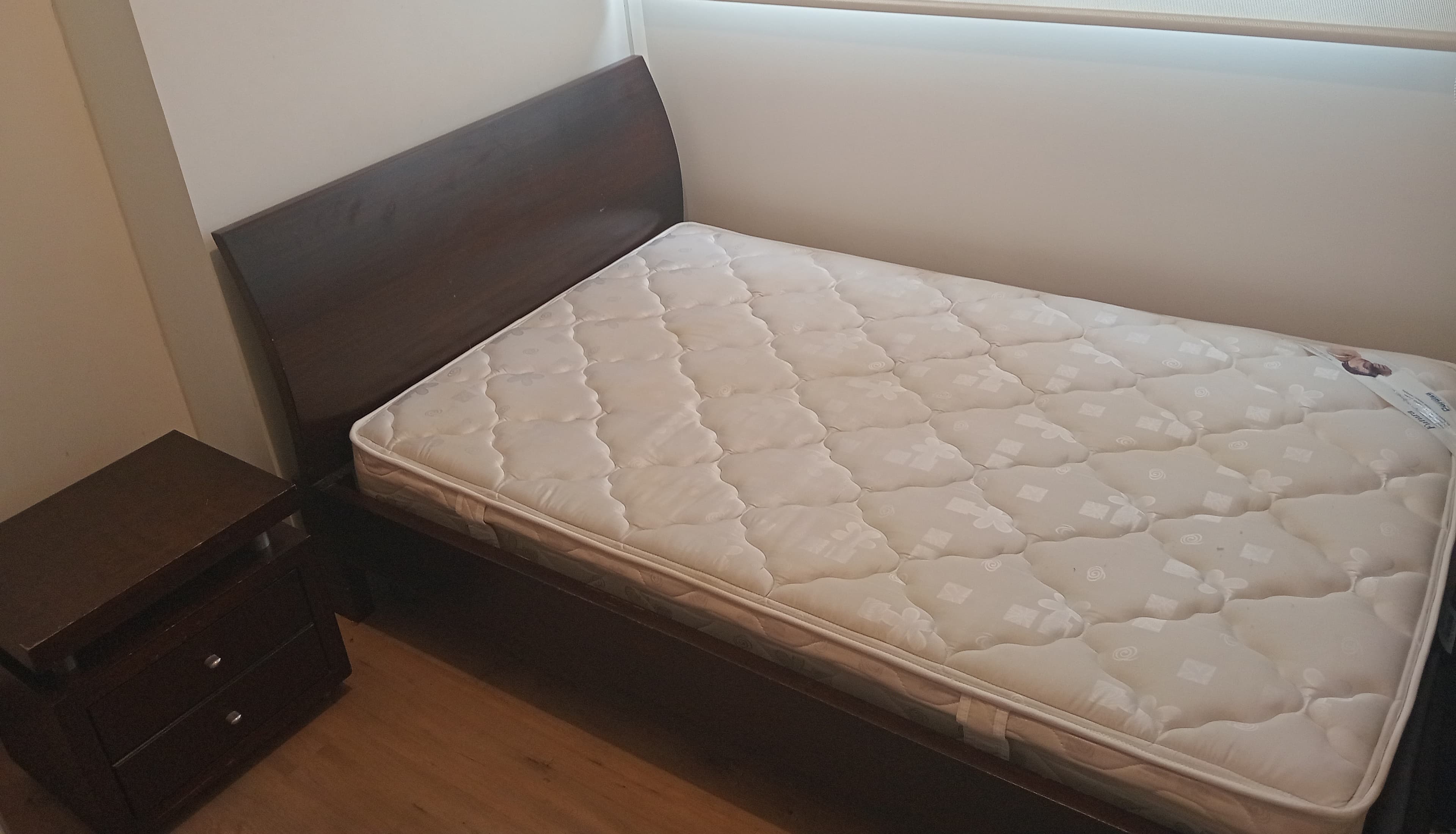 imagen de producto Cama con colchón y nochero
