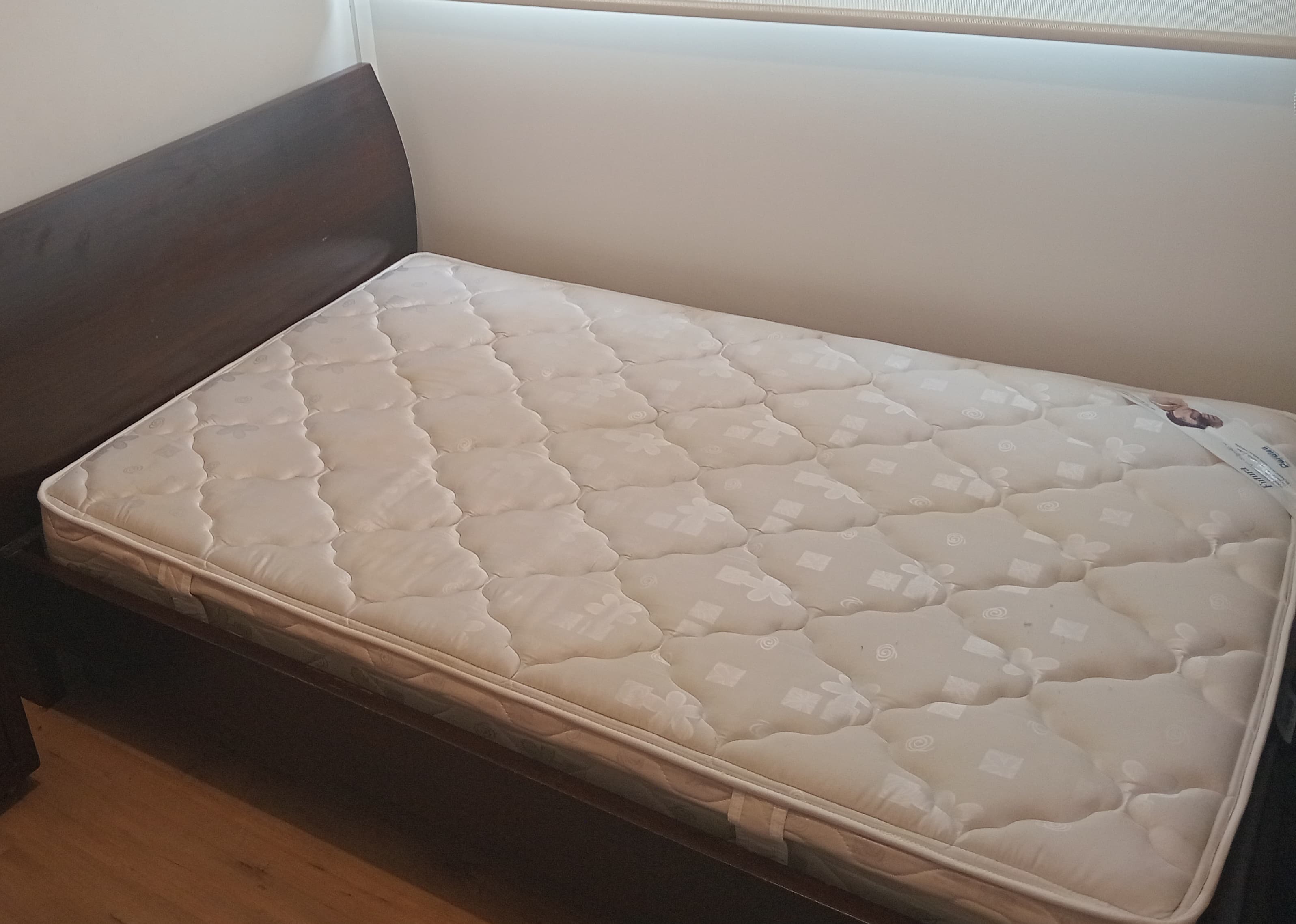 imagen de producto Cama con colchón y nochero