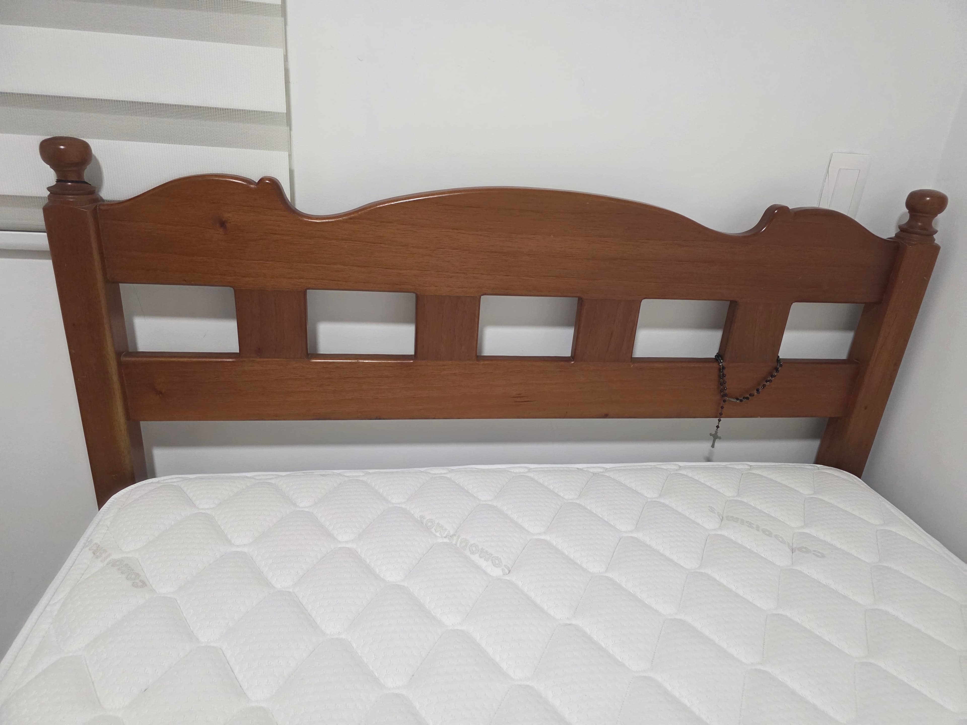 imagen de producto Cama semi doble con colchón