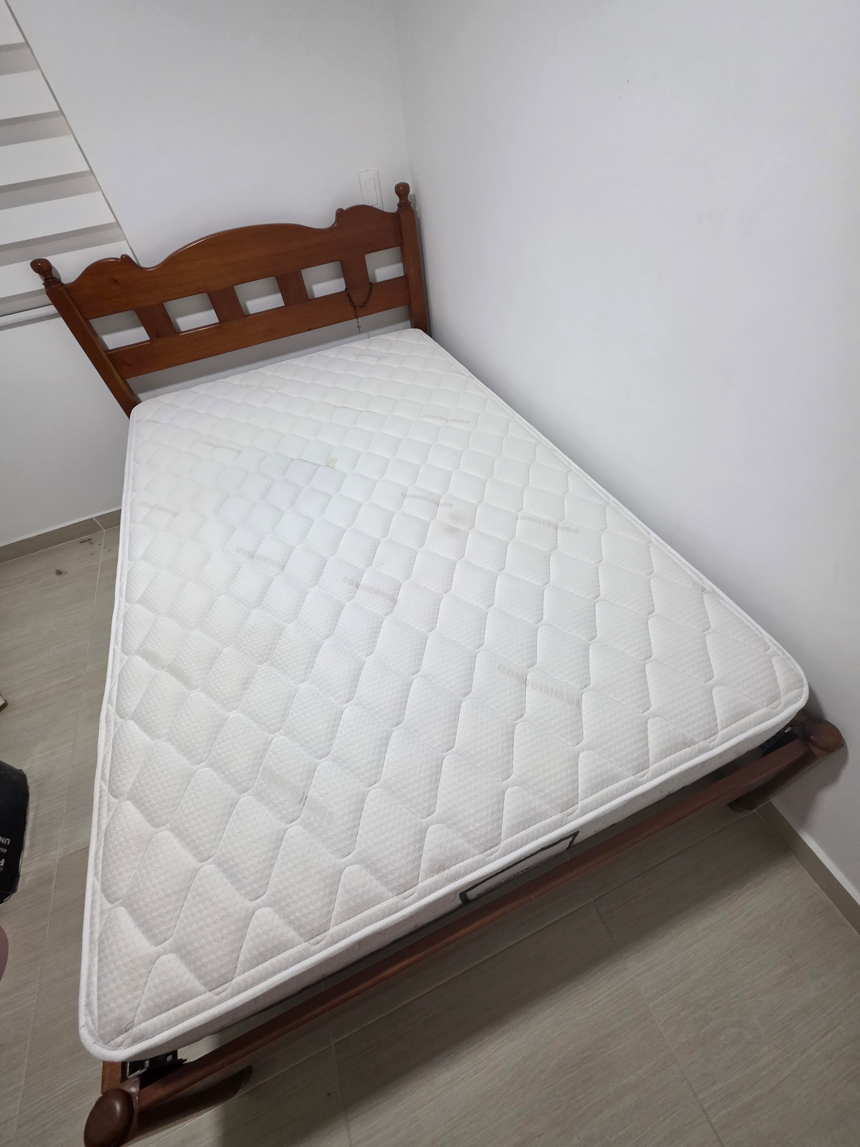 imagen de producto Cama semi doble con colchón
