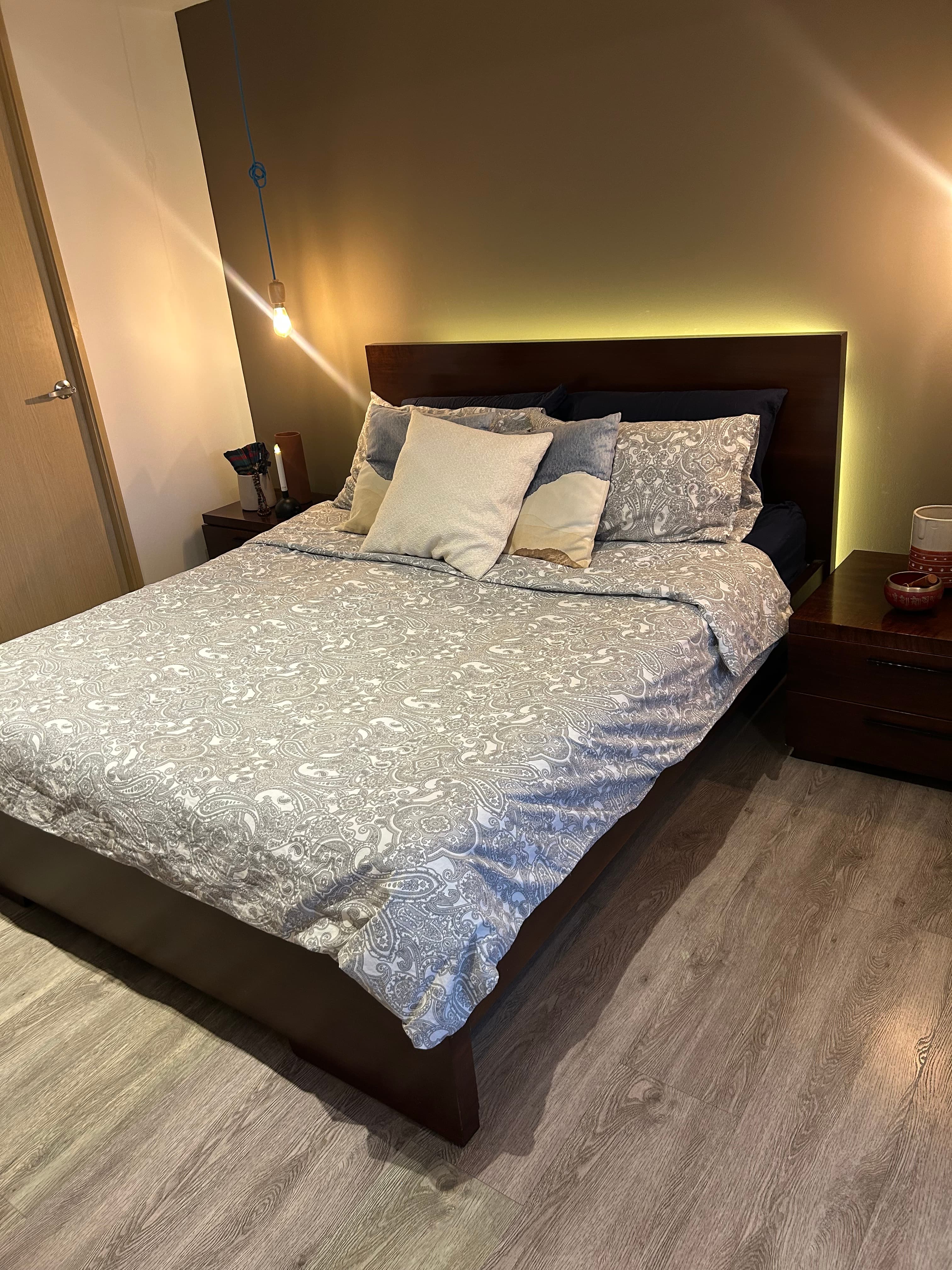 imagen de producto Cama con colchón y 2 nocheros