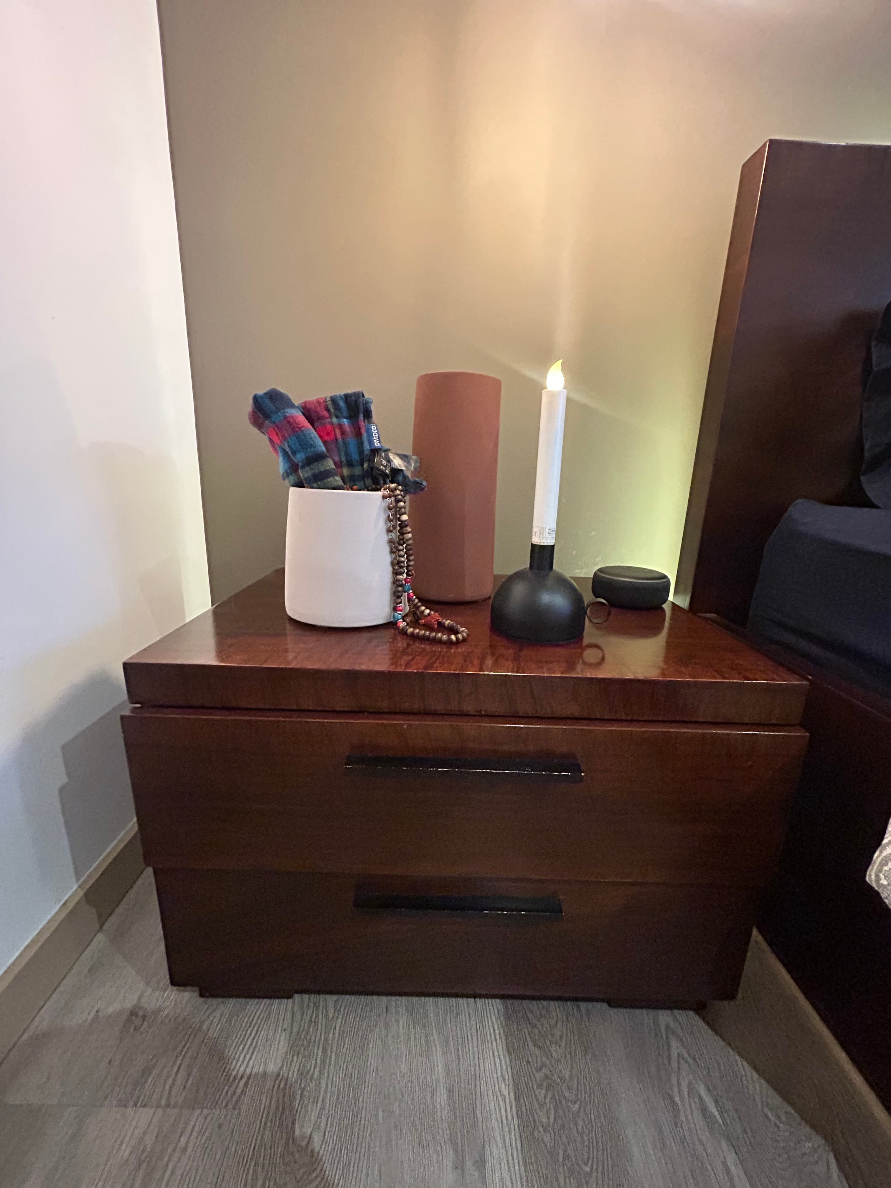 imagen de producto Cama con colchón y 2 nocheros