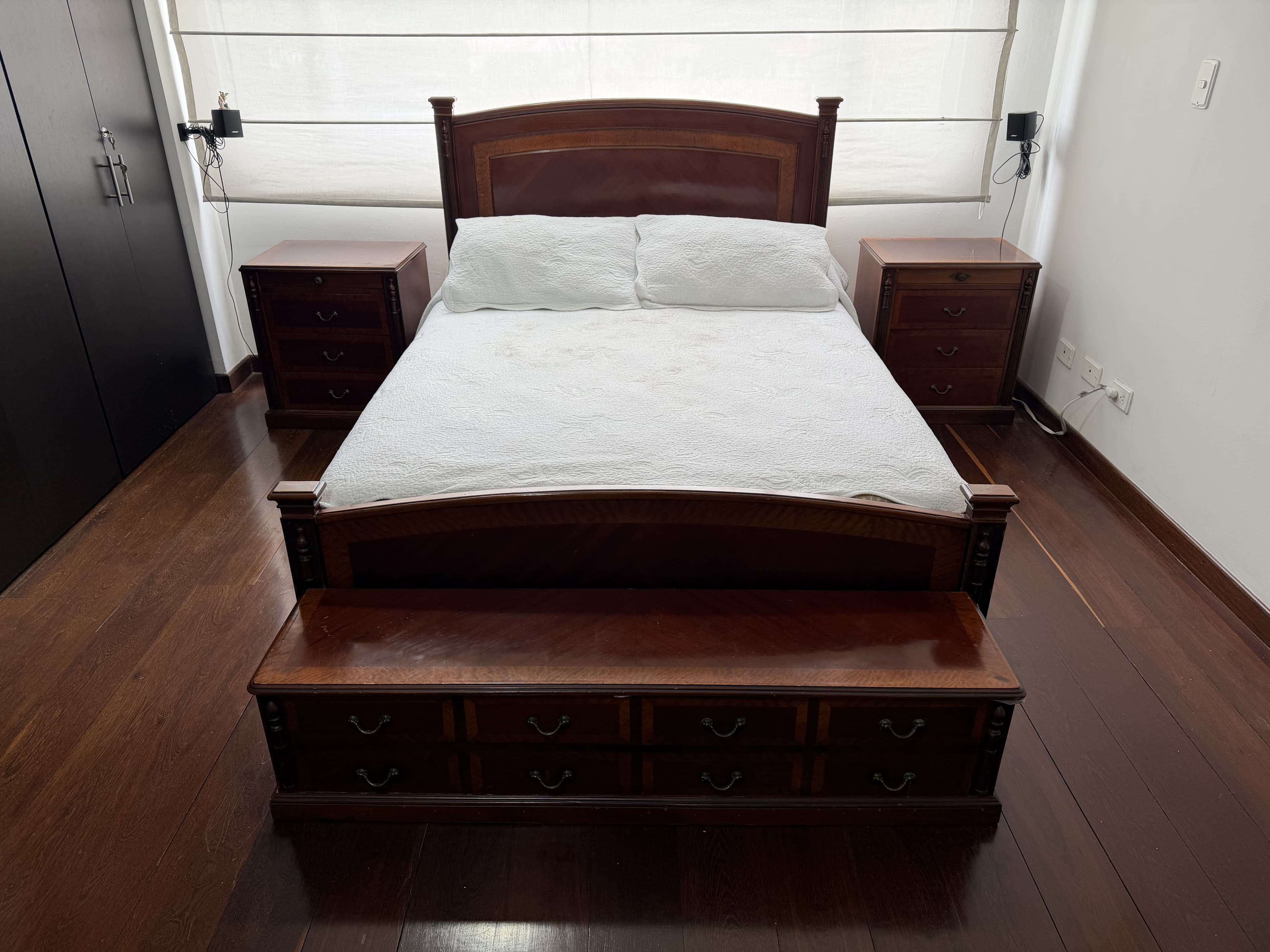 imagen de producto Cama con colchón, mesas de noche y baul