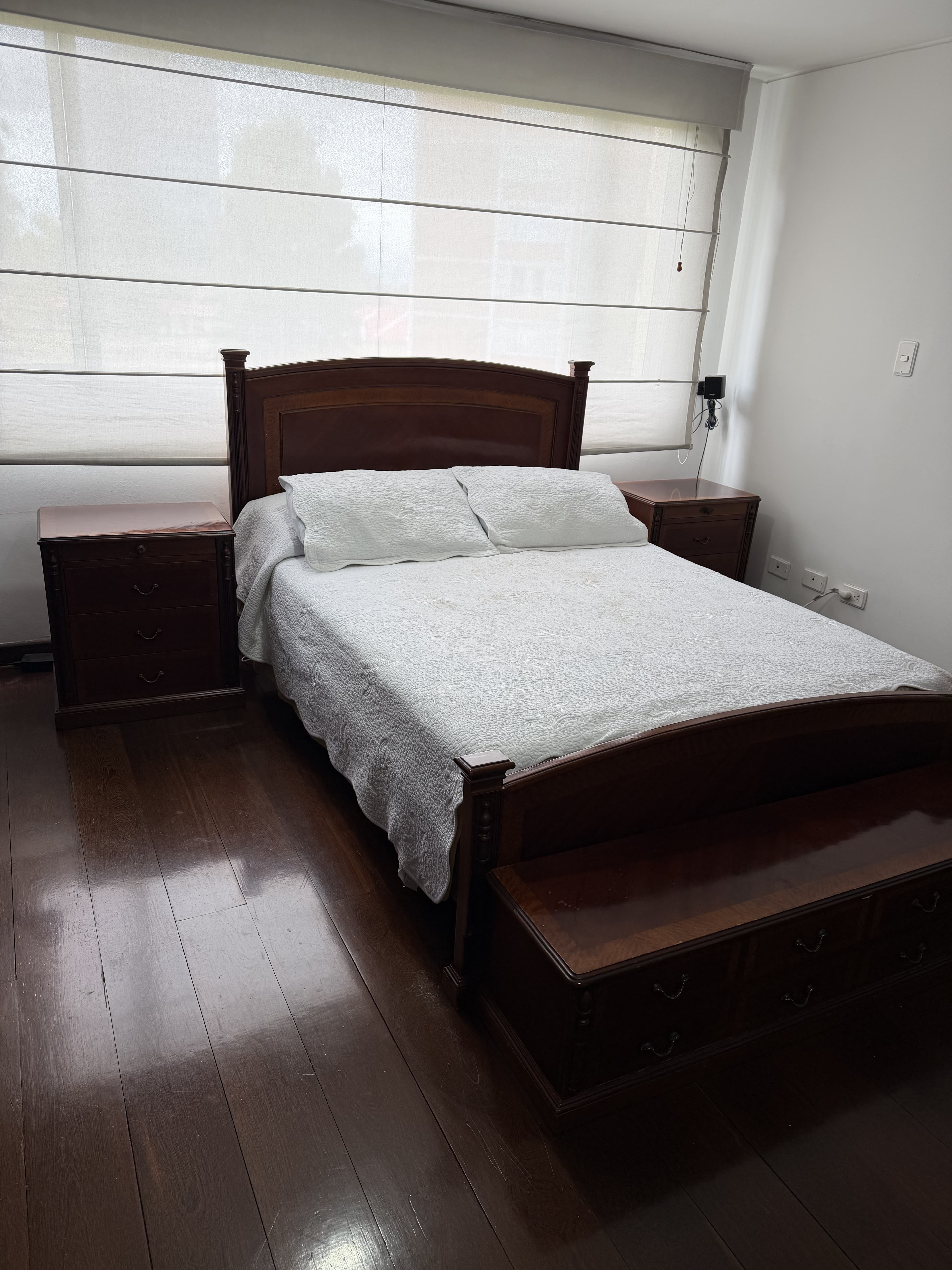 imagen de producto Cama con colchón, mesas de noche y baul