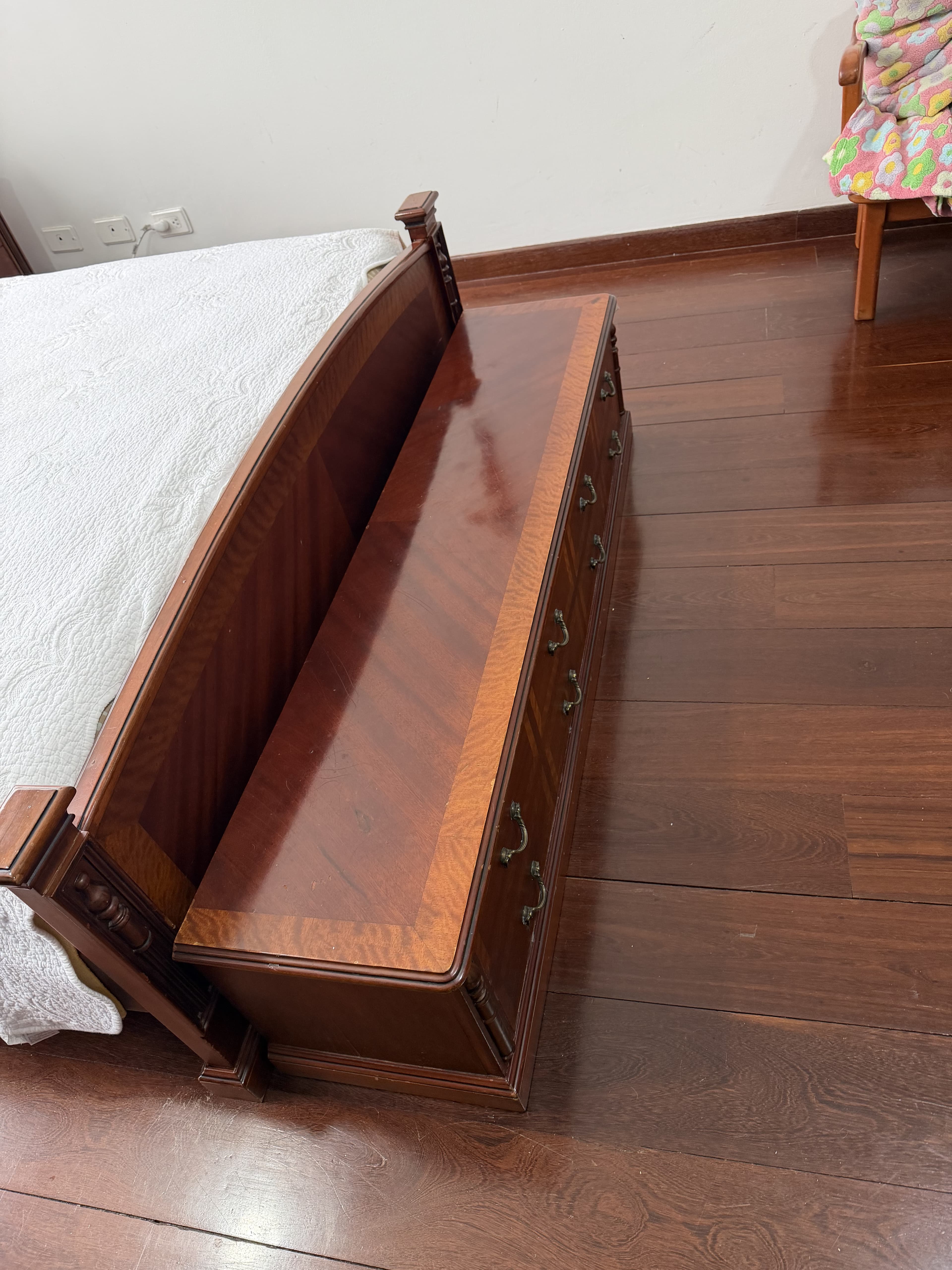 imagen de producto Cama con colchón, mesas de noche y baul