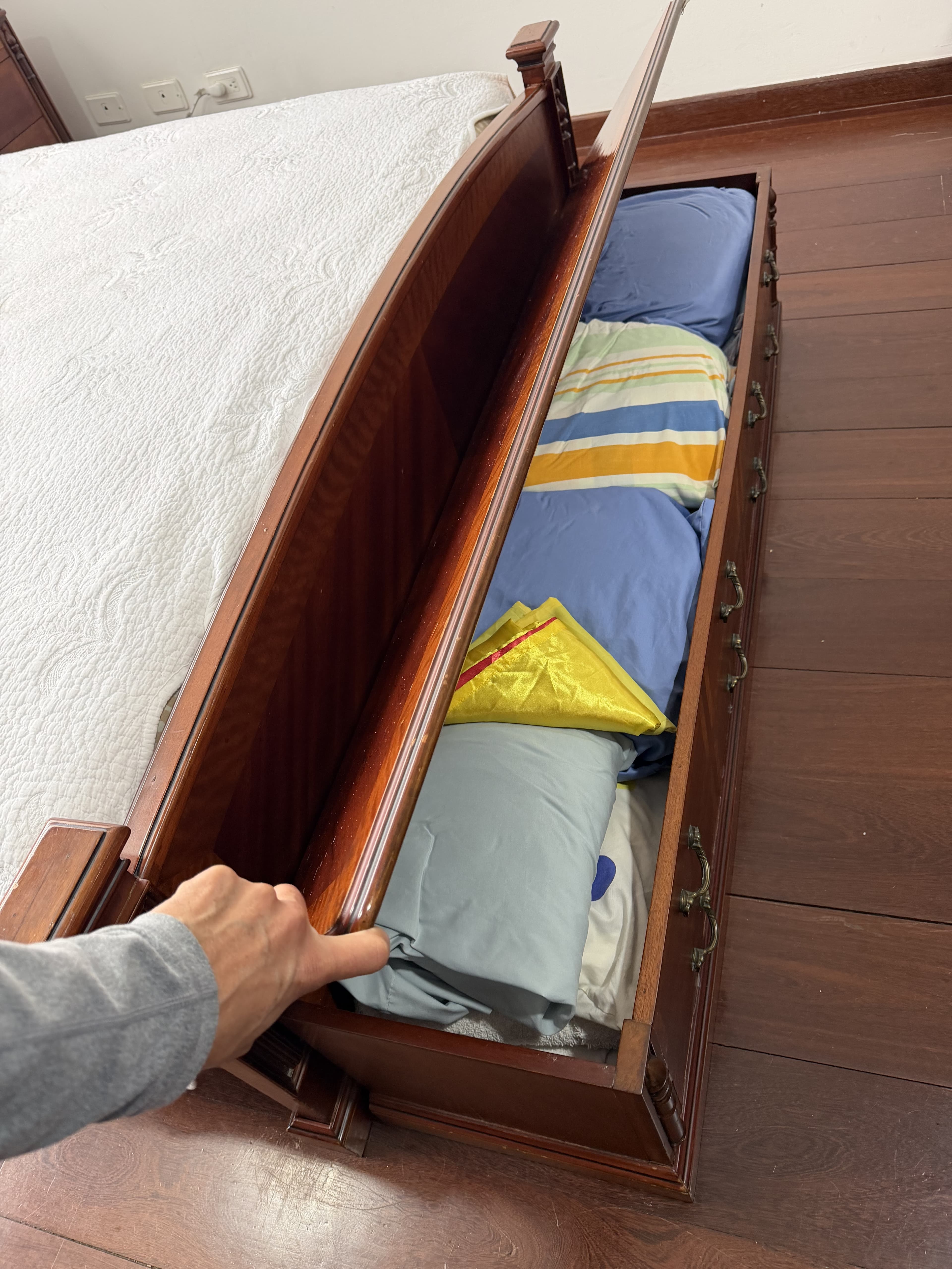 imagen de producto Cama con colchón, mesas de noche y baul