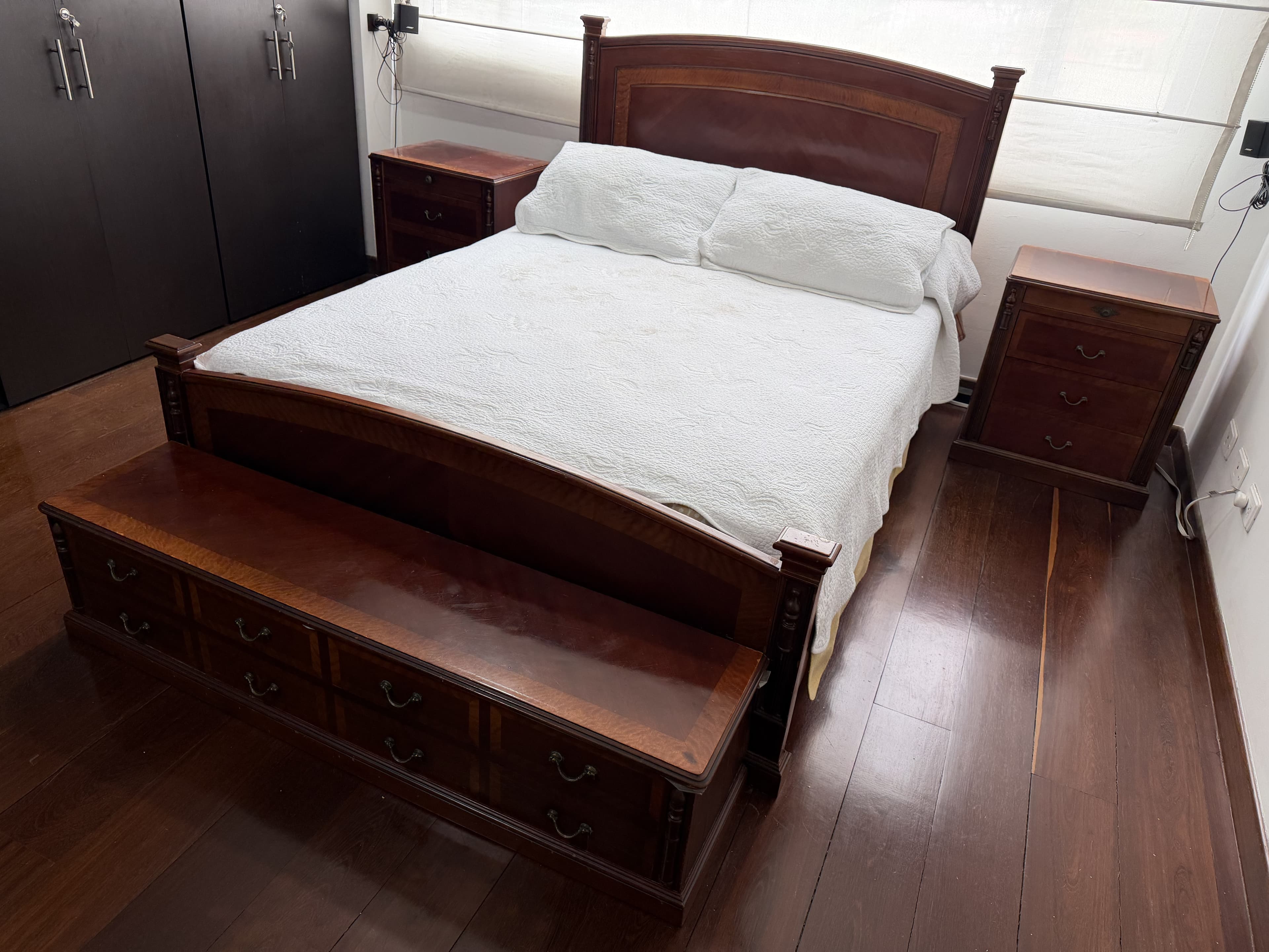 imagen de producto Cama con colchón, mesas de noche y baul