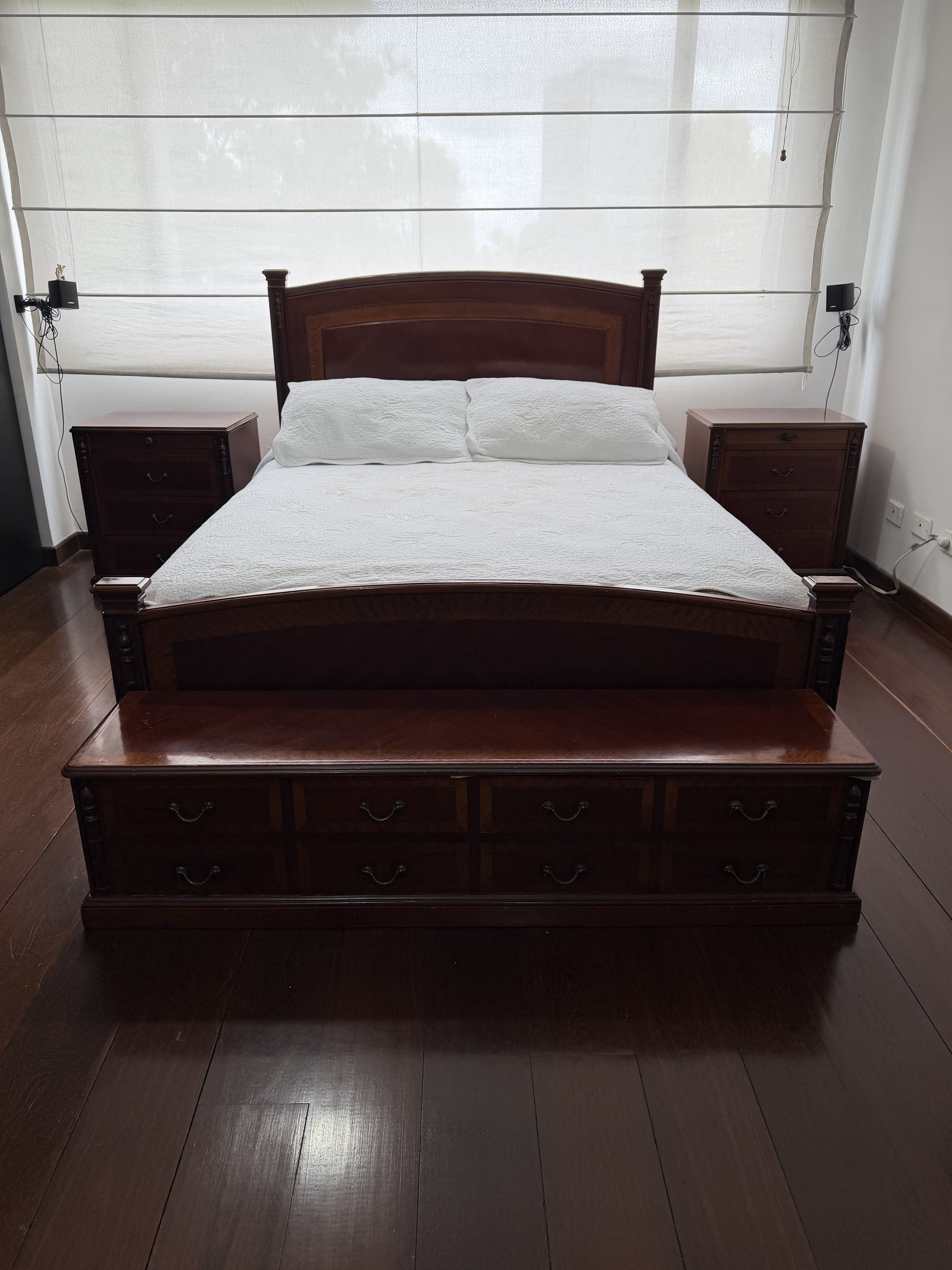 imagen de producto Cama con colchón, mesas de noche y baul