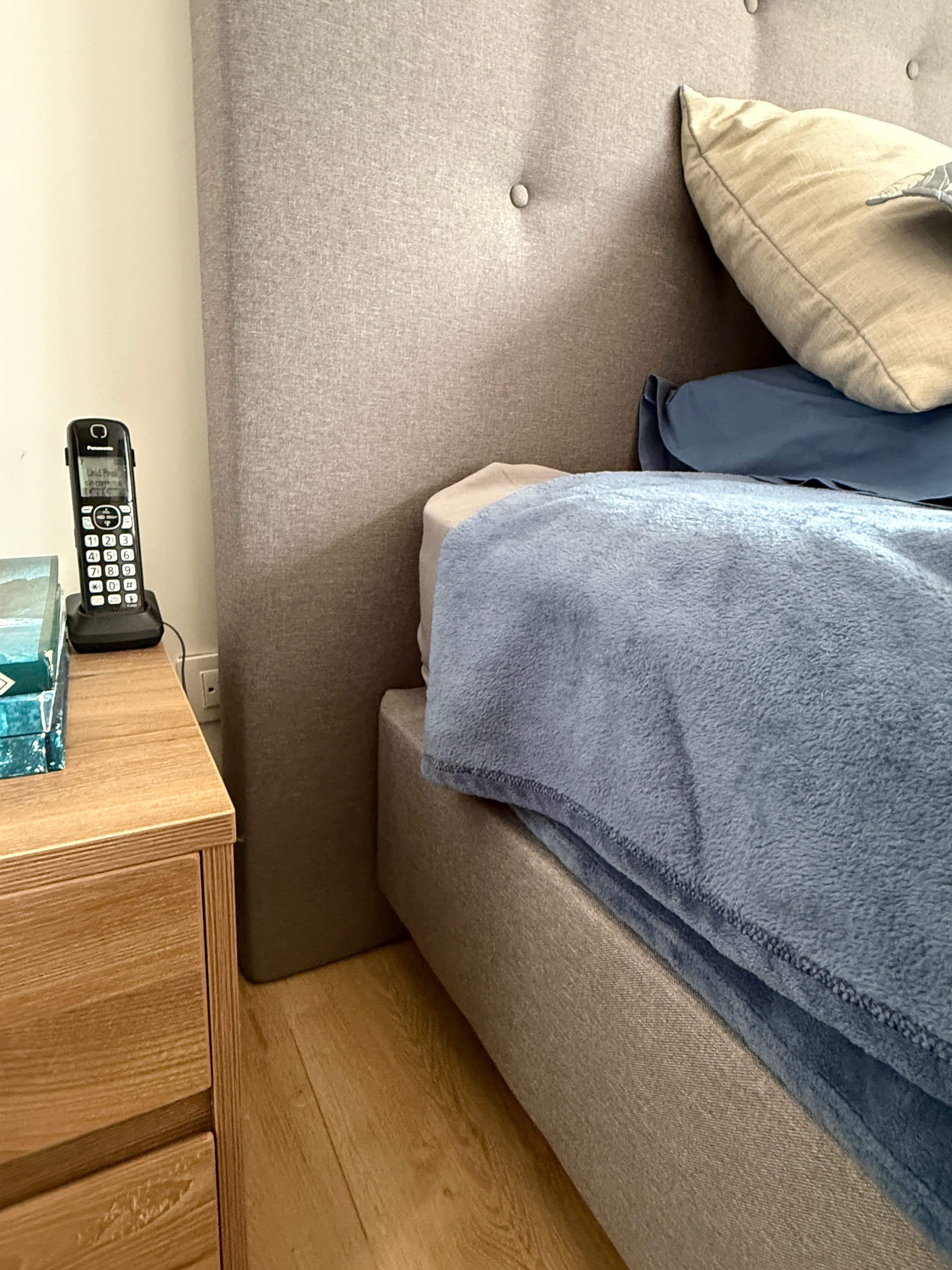 imagen de producto Cama 2mt x 2mt con colchón y espaldar