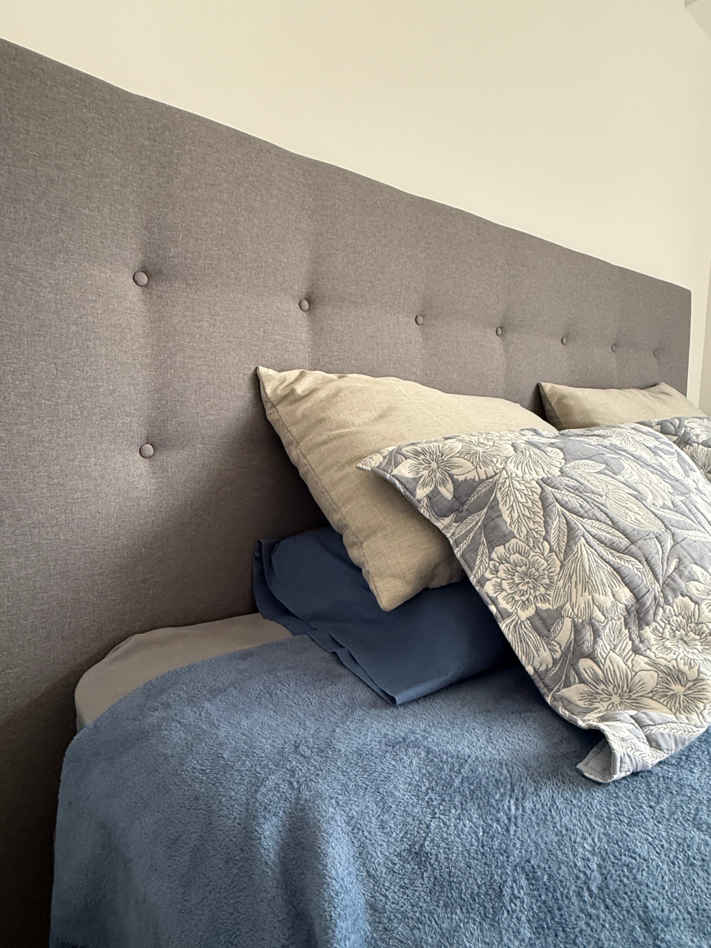 imagen de producto Cama 2mt x 2mt con colchón y espaldar