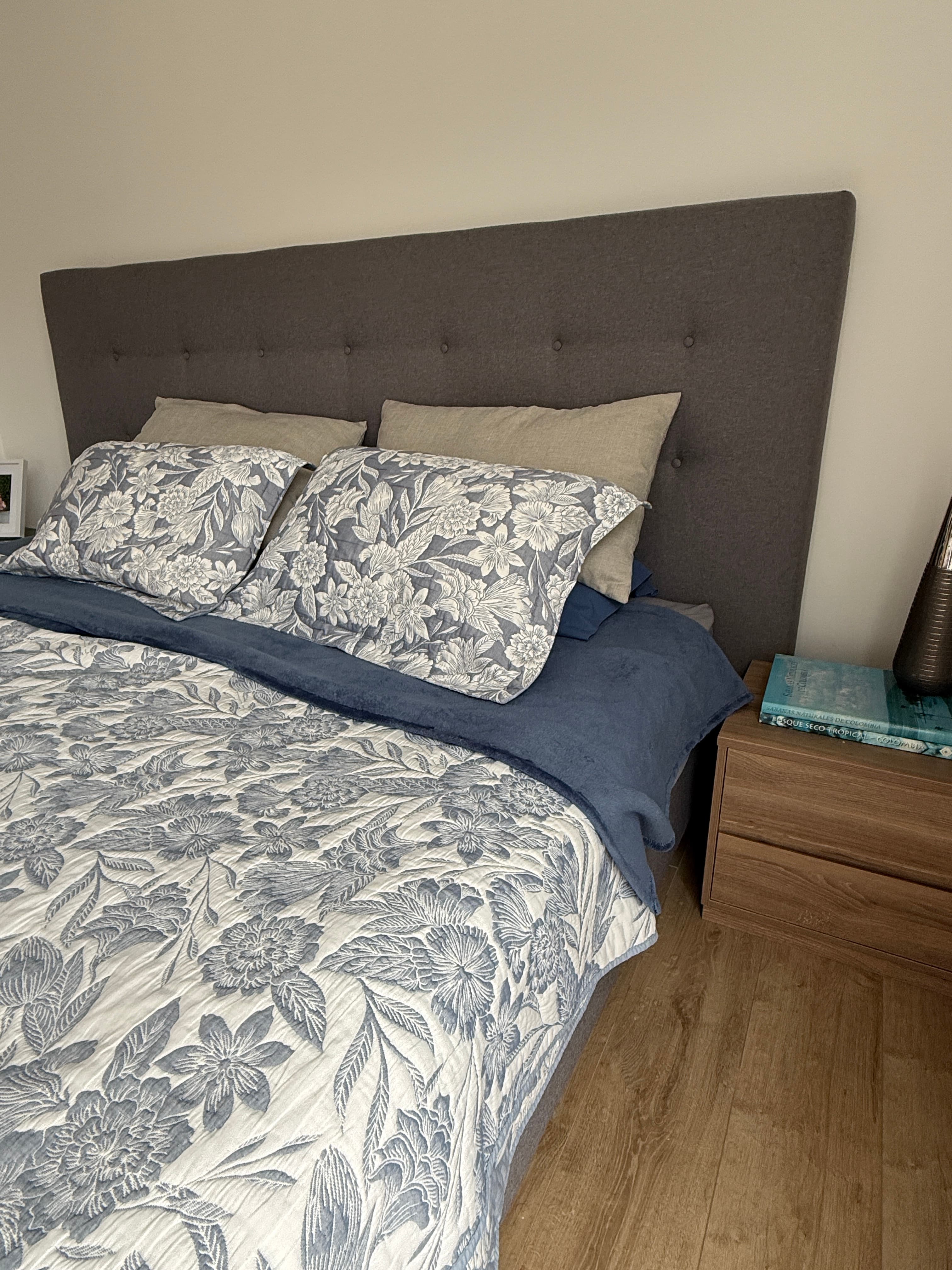 imagen de producto Cama 2mt x 2mt con colchón y espaldar