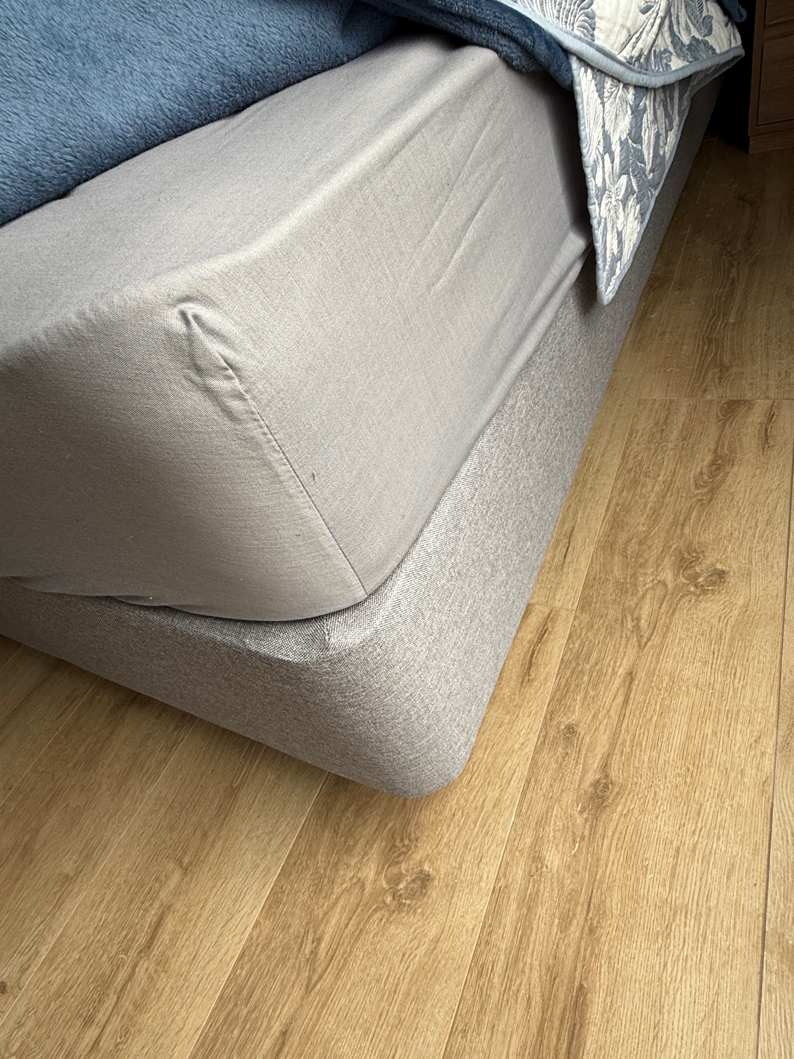 imagen de producto Cama 2mt x 2mt con colchón y espaldar