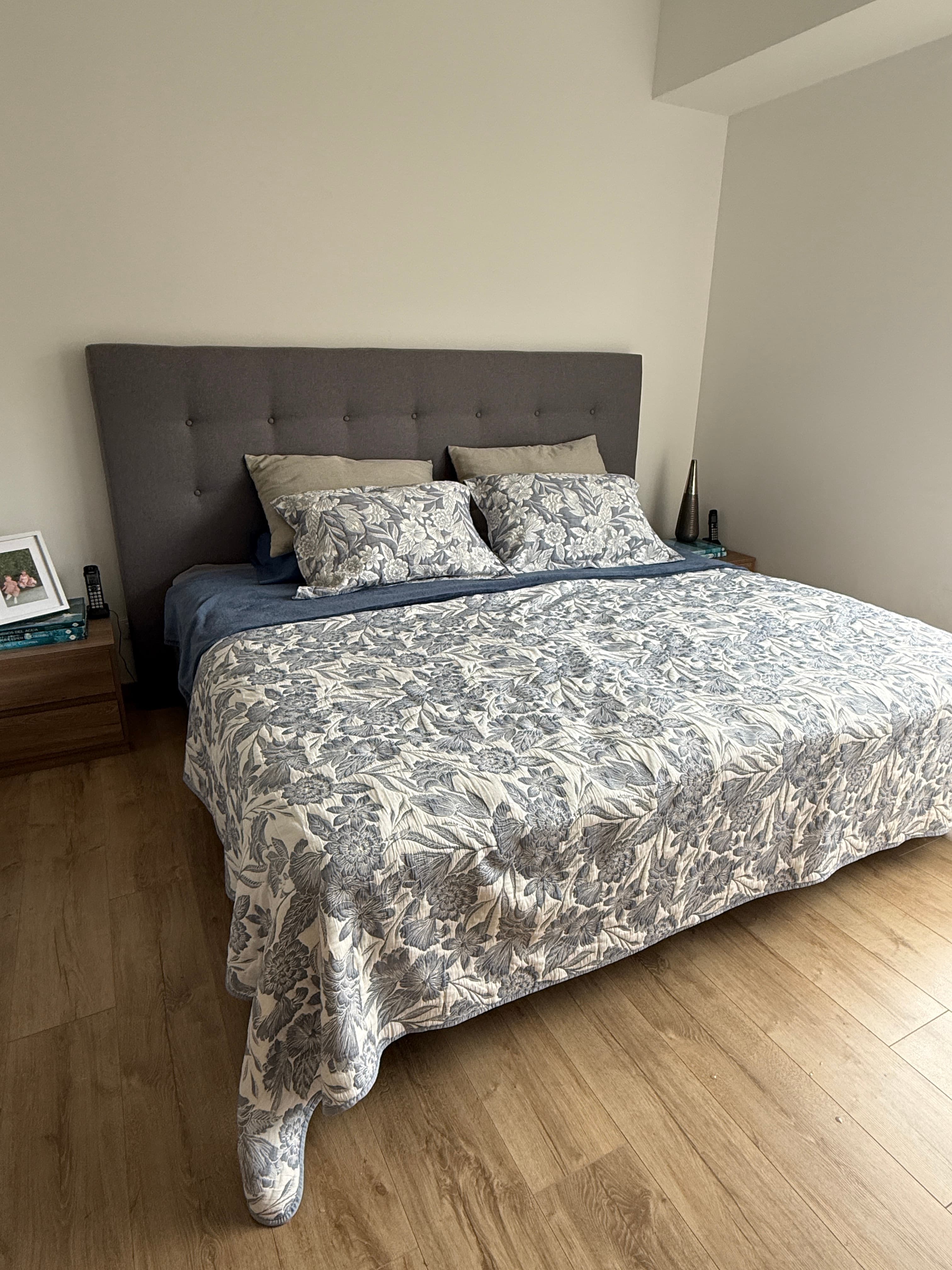 imagen de producto Cama 2mt x 2mt con colchón y espaldar