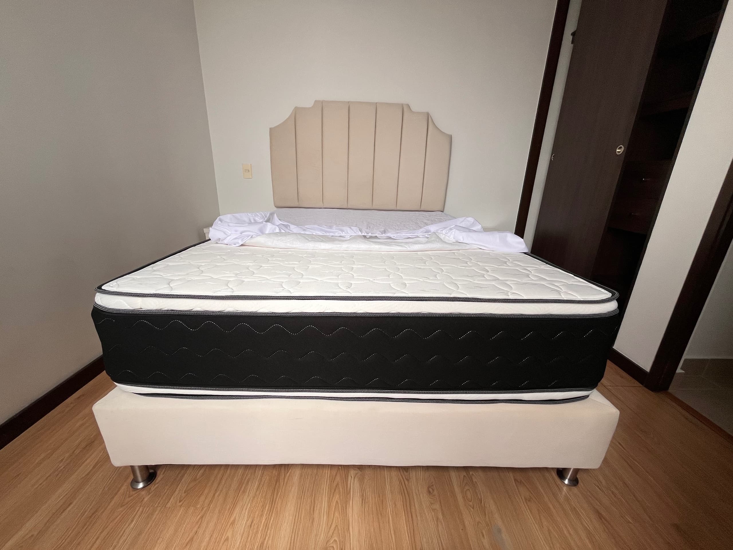 imagen de producto Cama doble, nocheros, cajonera, perchero
