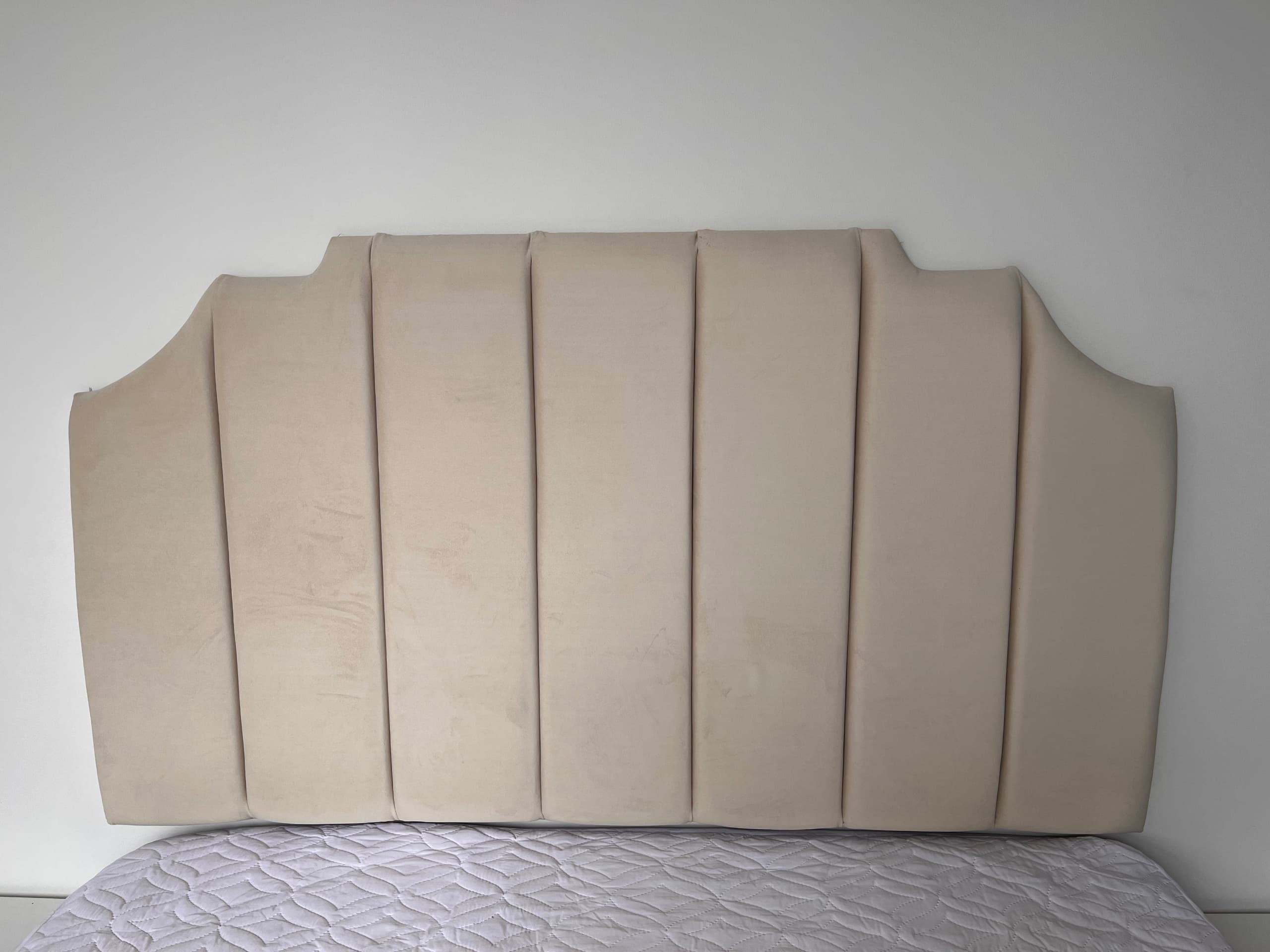 imagen de producto Cama doble, nocheros, cajonera, perchero