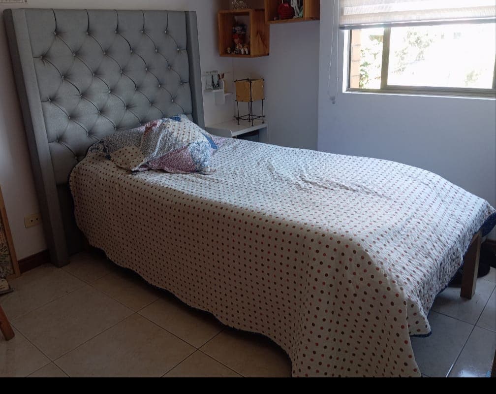 imagen de producto Cama con tarima y cabecera 