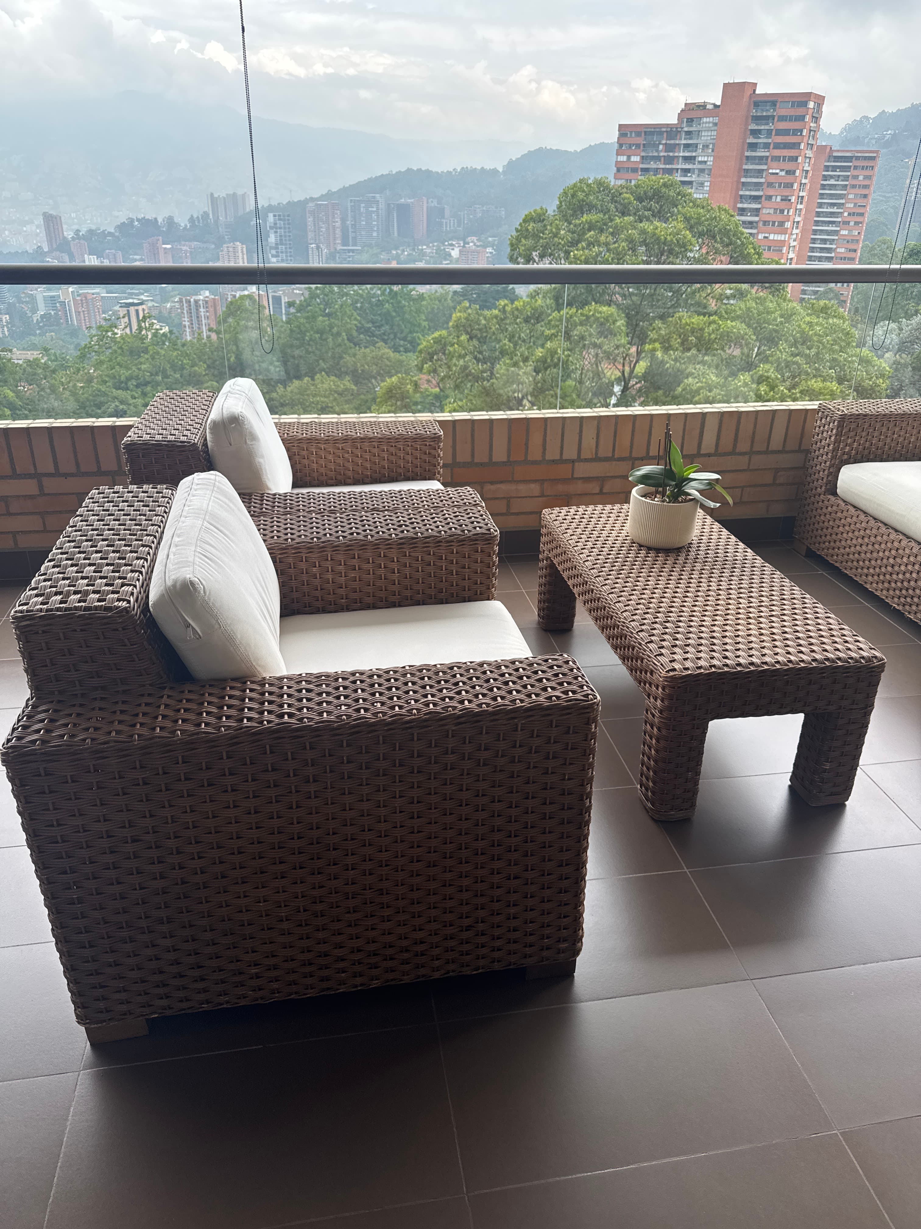 imagen de producto Silla + mesa en rattan natural