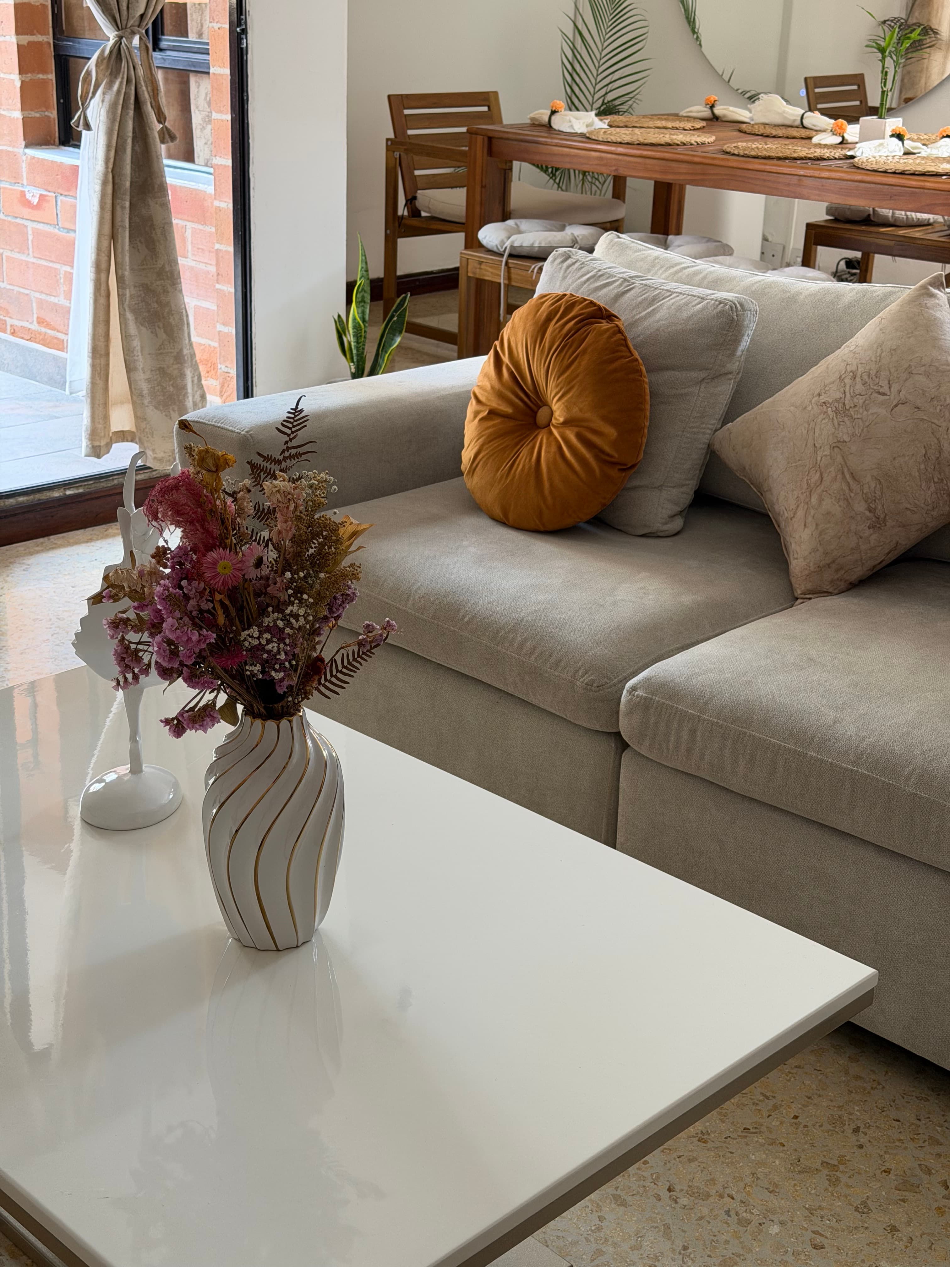 imagen de producto Sofá en L con mesa de centro