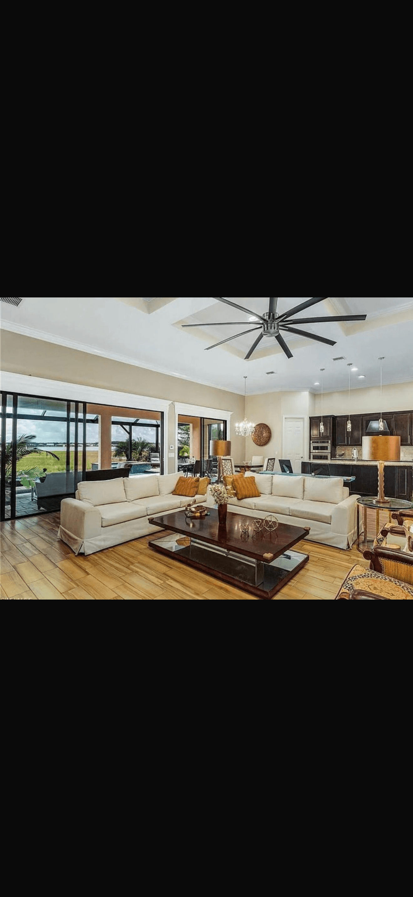 imagen de producto Sofa de tres puestos