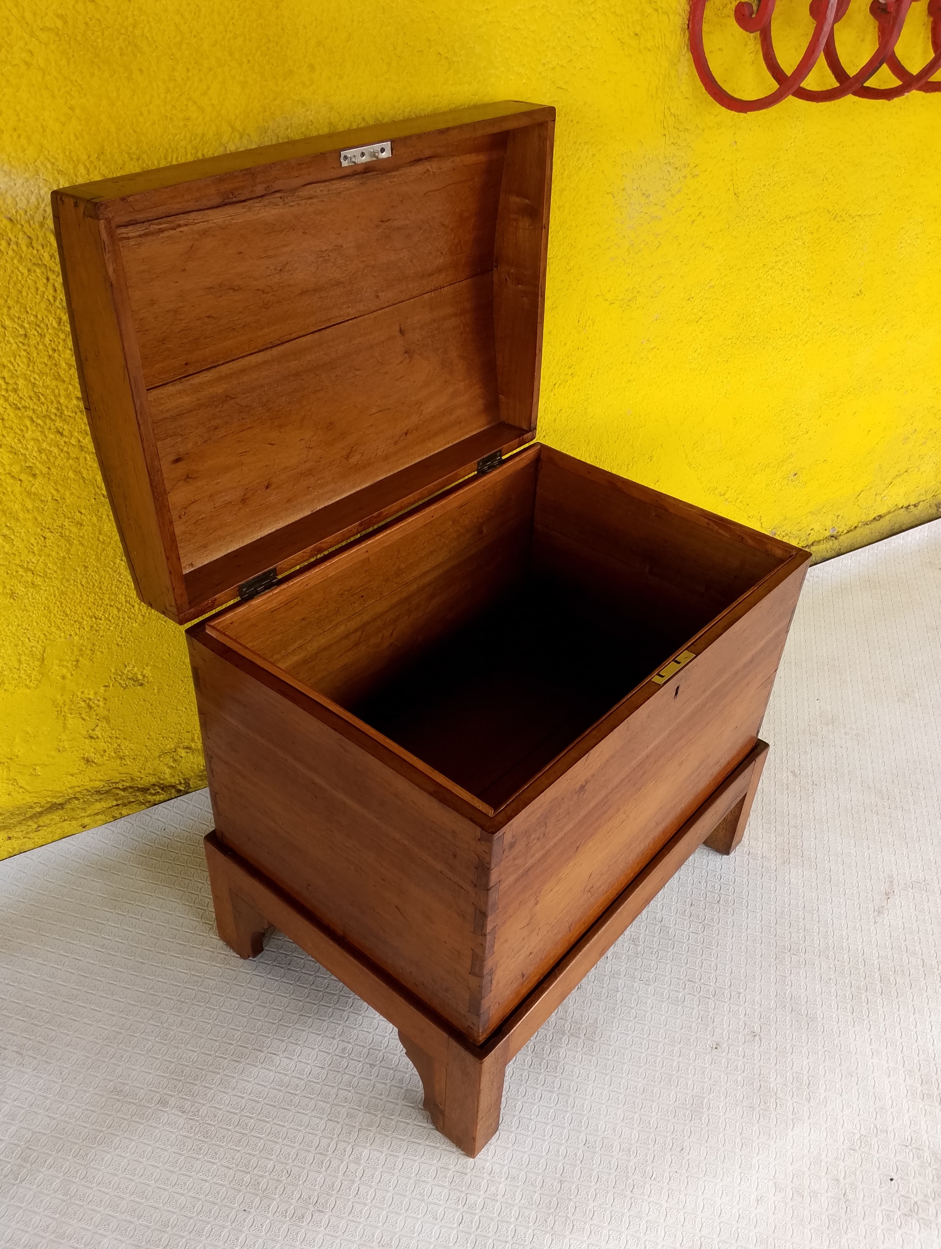 imagen de producto BAUL MADERA CEDRO NATURAL CON BASE 