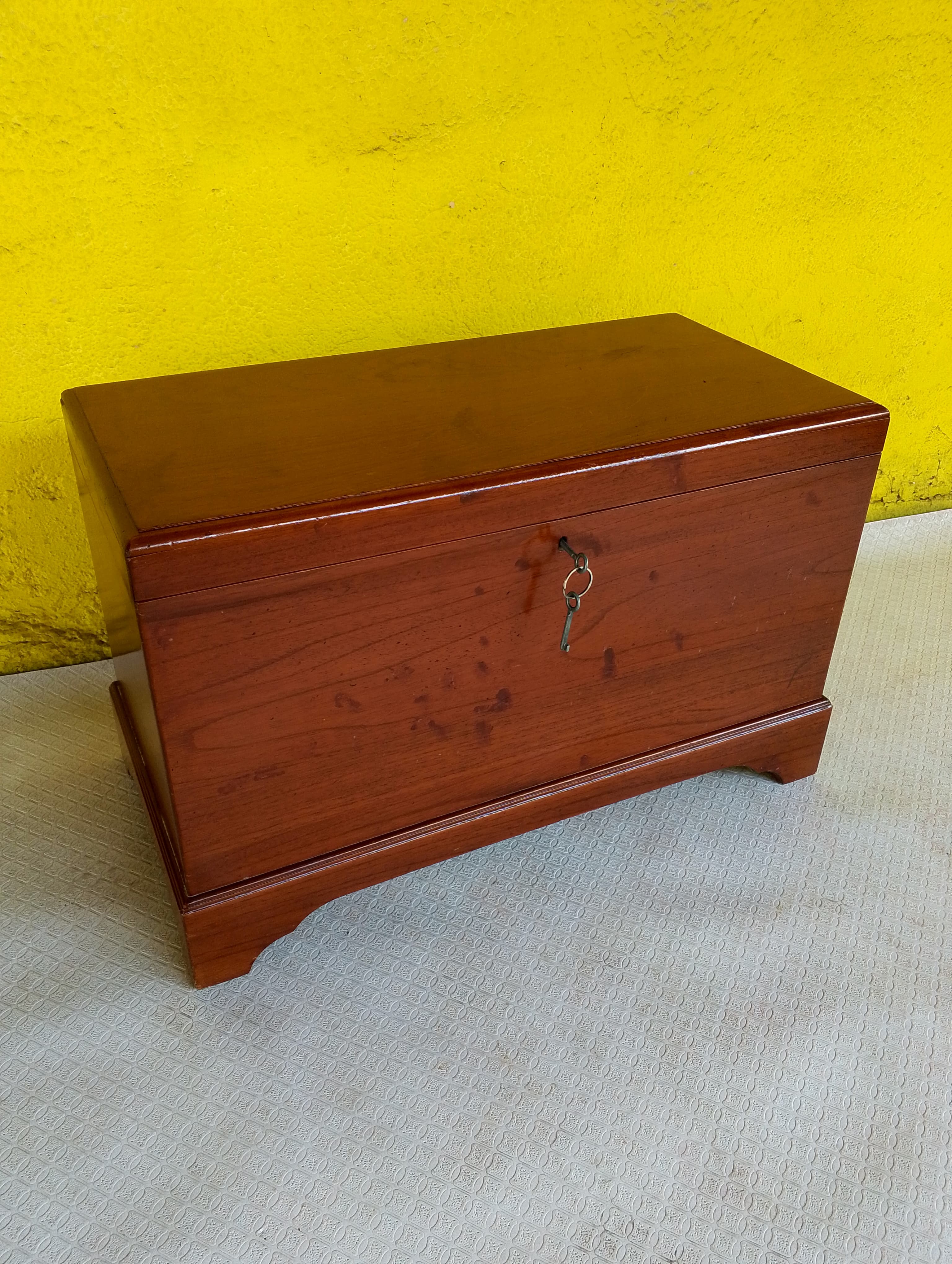 imagen de producto BAUL ANTIGUO MADERA CON LLAVE Y BASE 