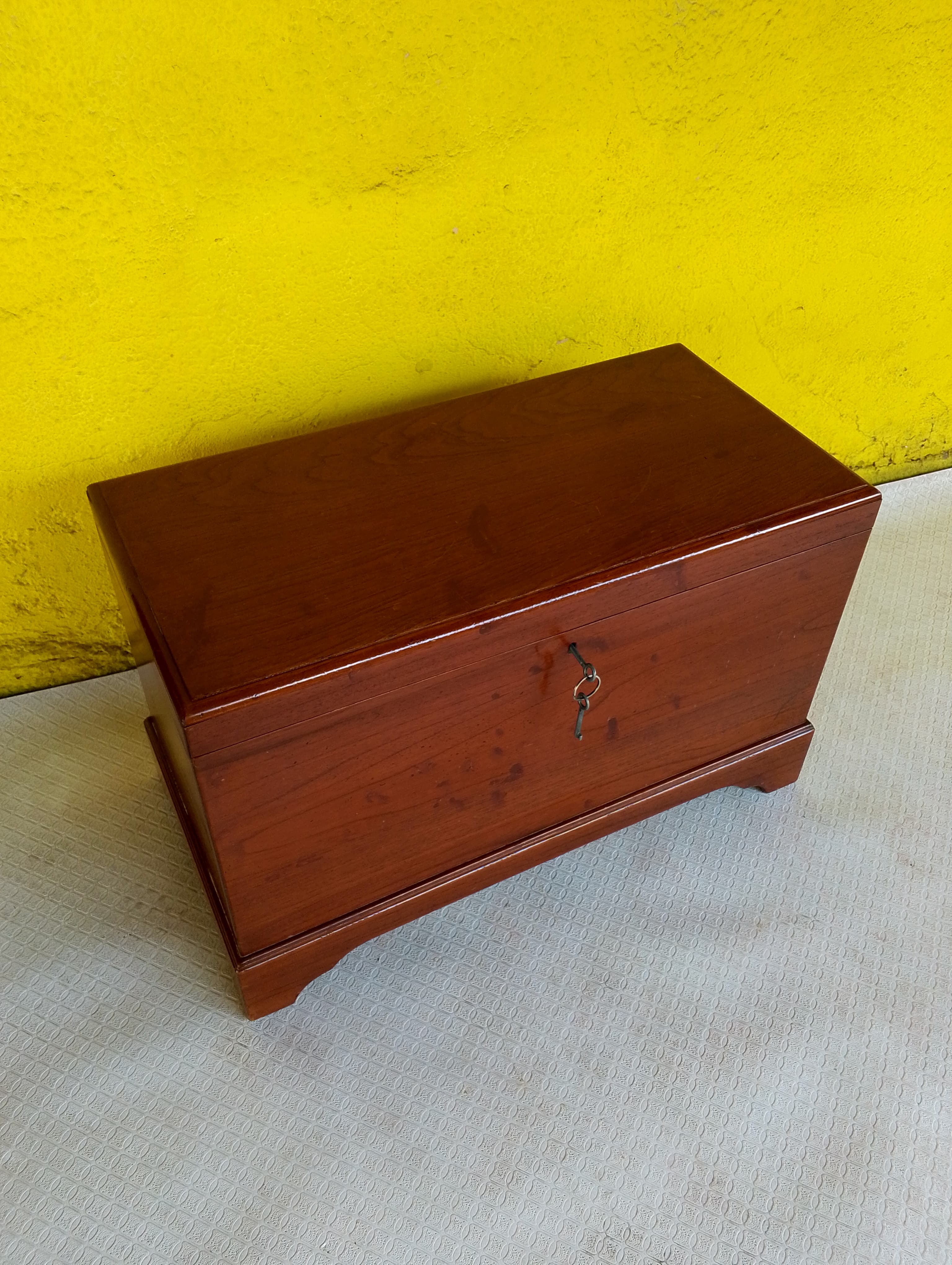 imagen de producto BAUL ANTIGUO MADERA CON LLAVE Y BASE 