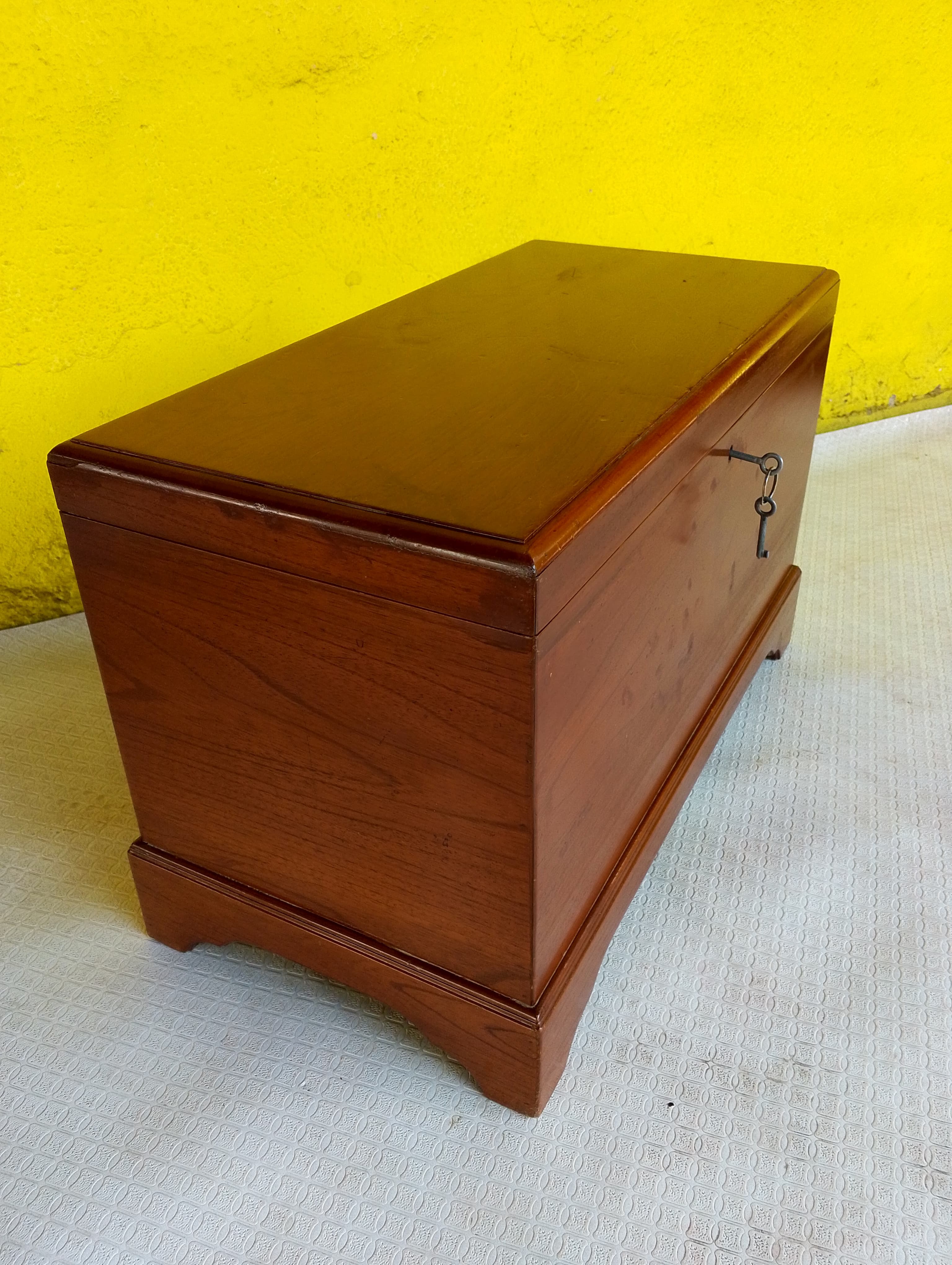imagen de producto BAUL ANTIGUO MADERA CON LLAVE Y BASE 