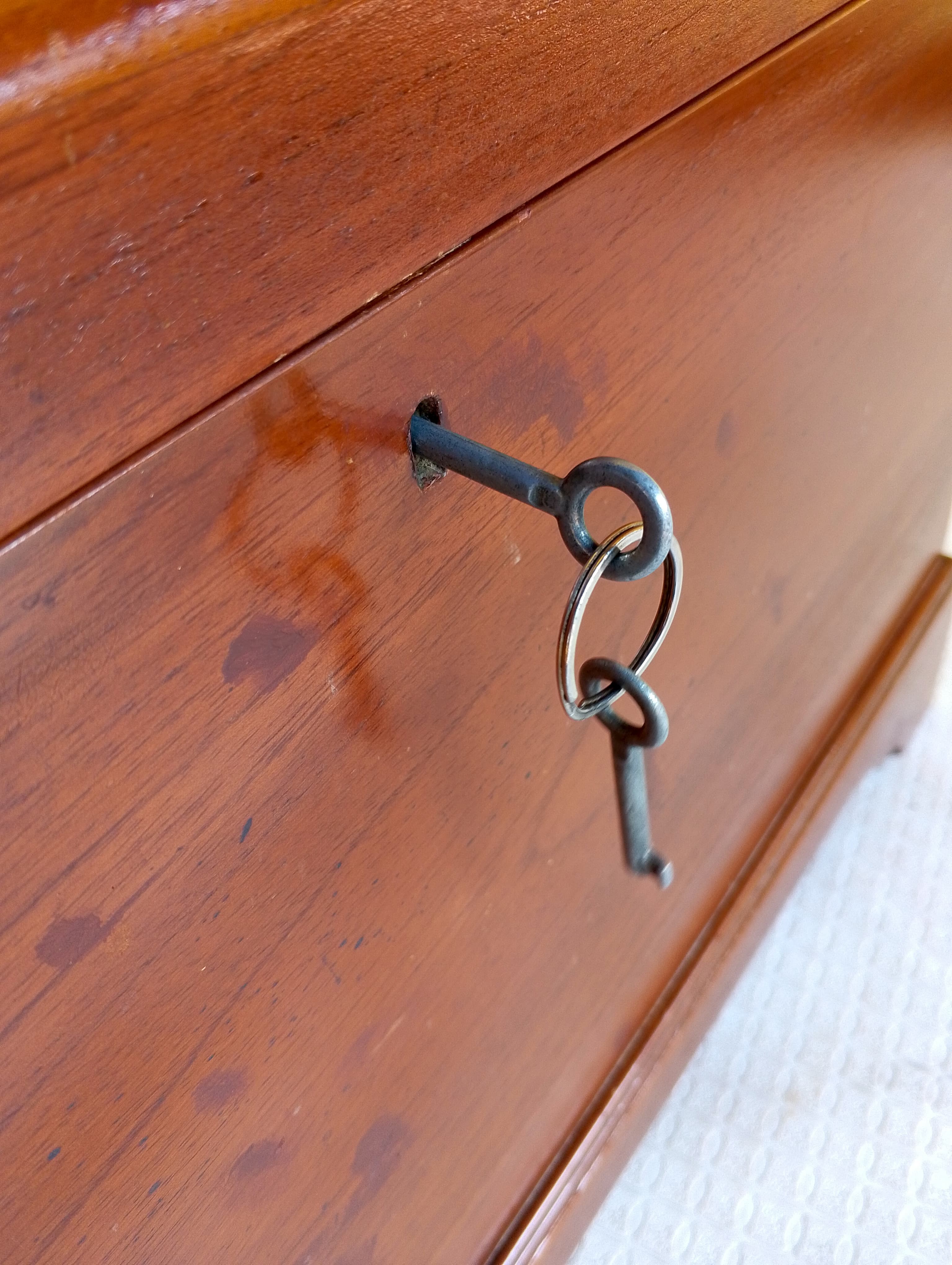 imagen de producto BAUL ANTIGUO MADERA CON LLAVE Y BASE 