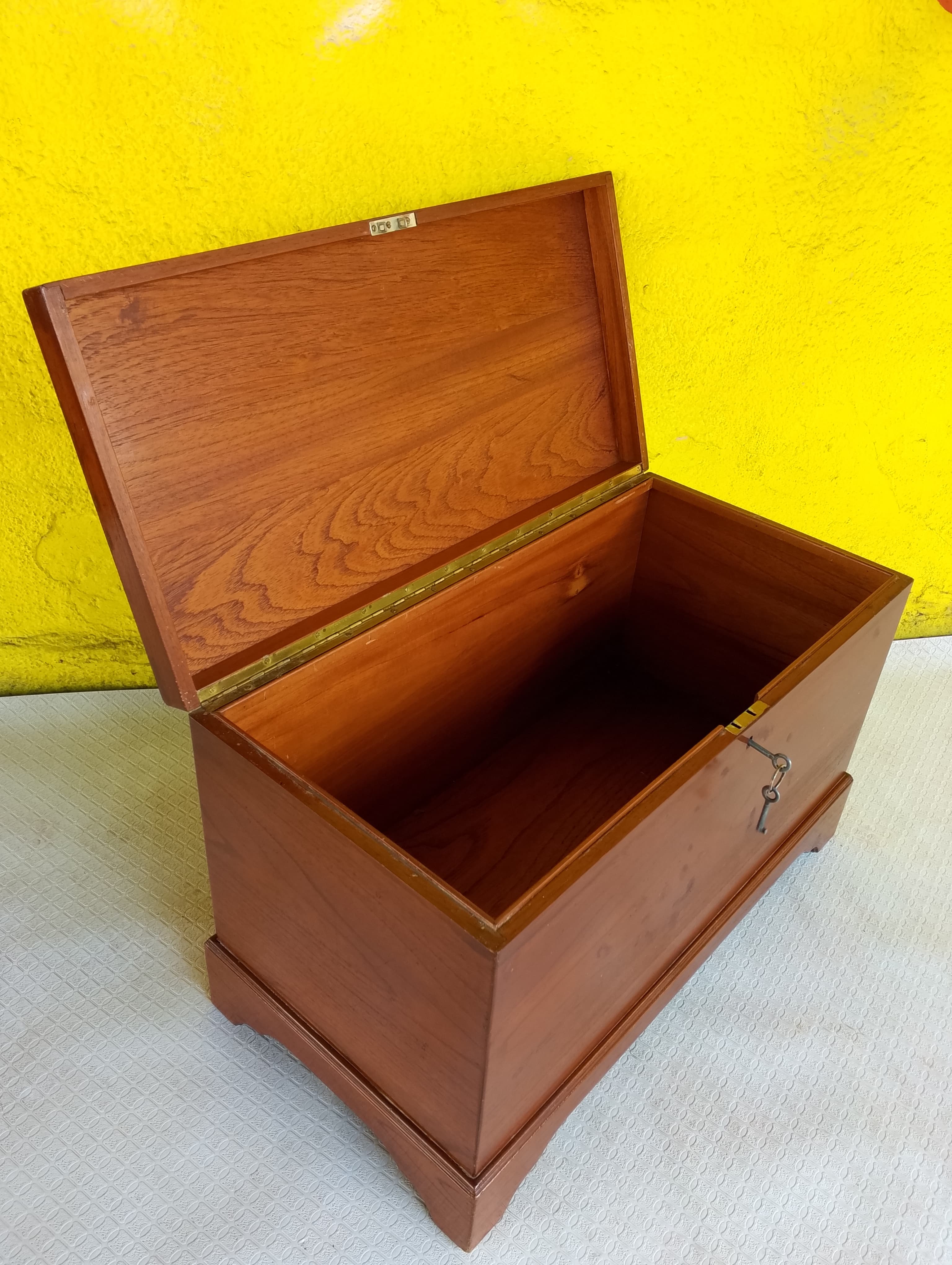 imagen de producto BAUL ANTIGUO MADERA CON LLAVE Y BASE 