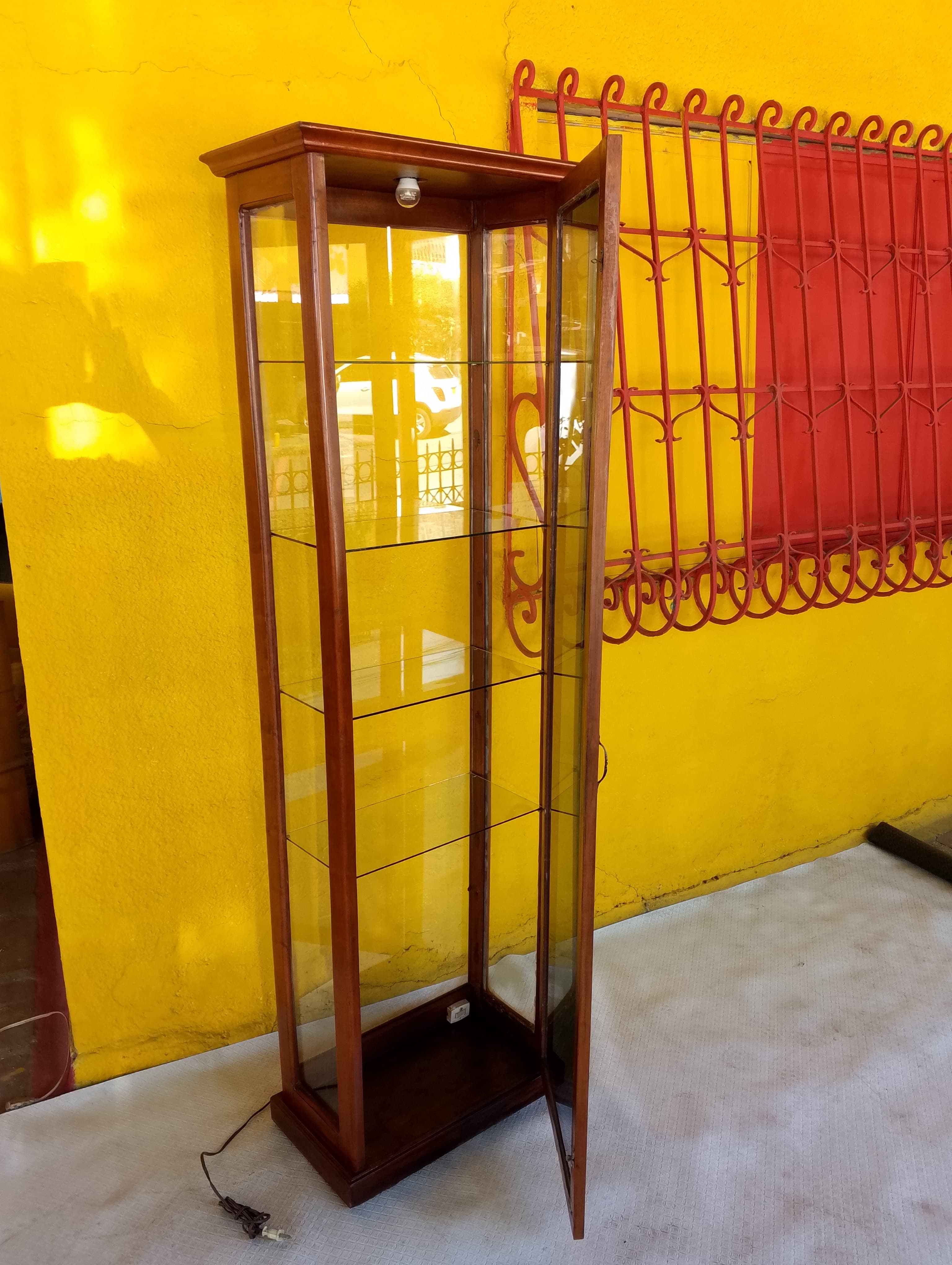 imagen de producto VITRINA ANTIGUA ITALY EN MADERA CEDRO Y CRISTAL 