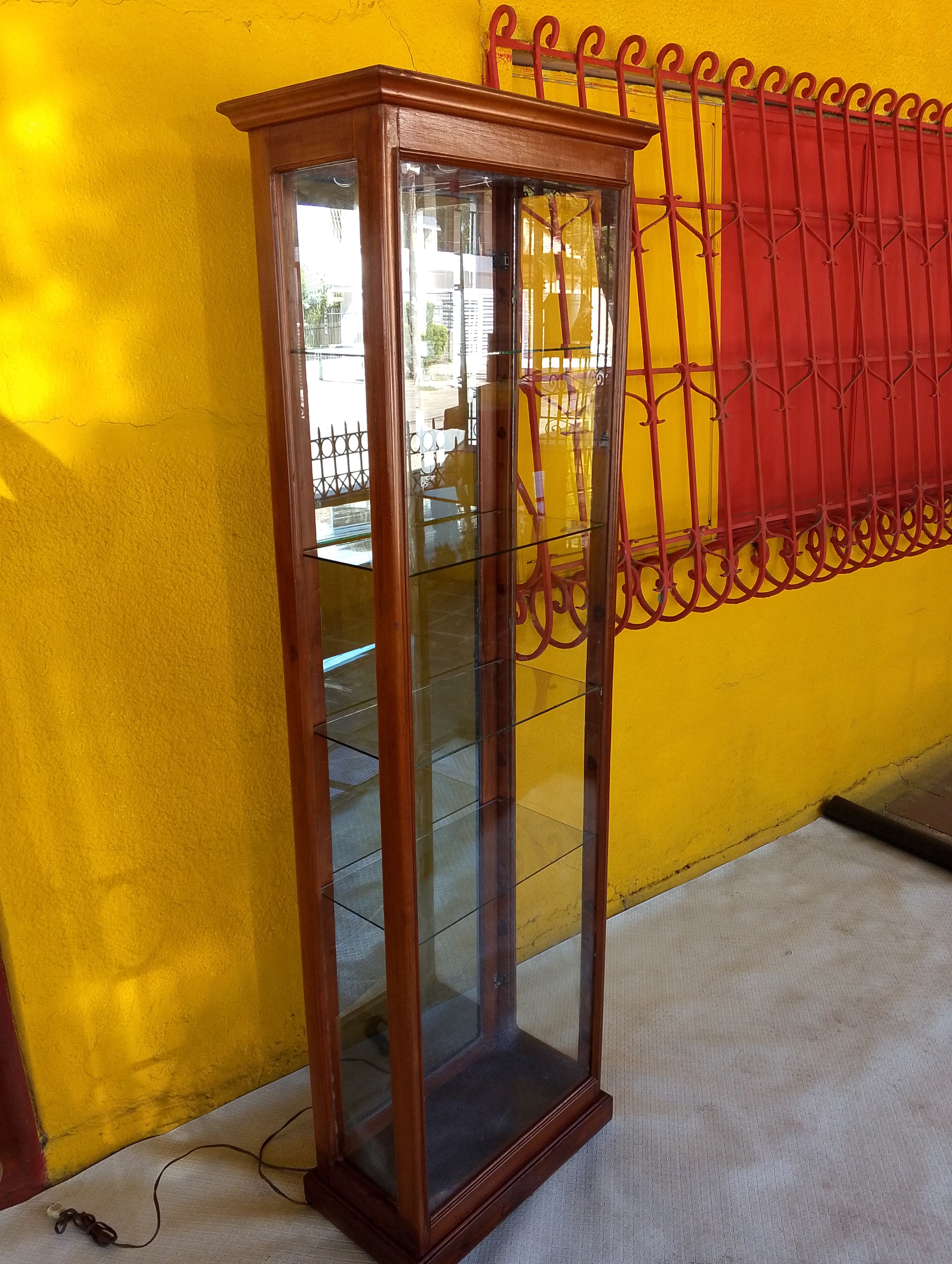imagen de producto VITRINA ANTIGUA ITALY EN MADERA CEDRO Y CRISTAL 
