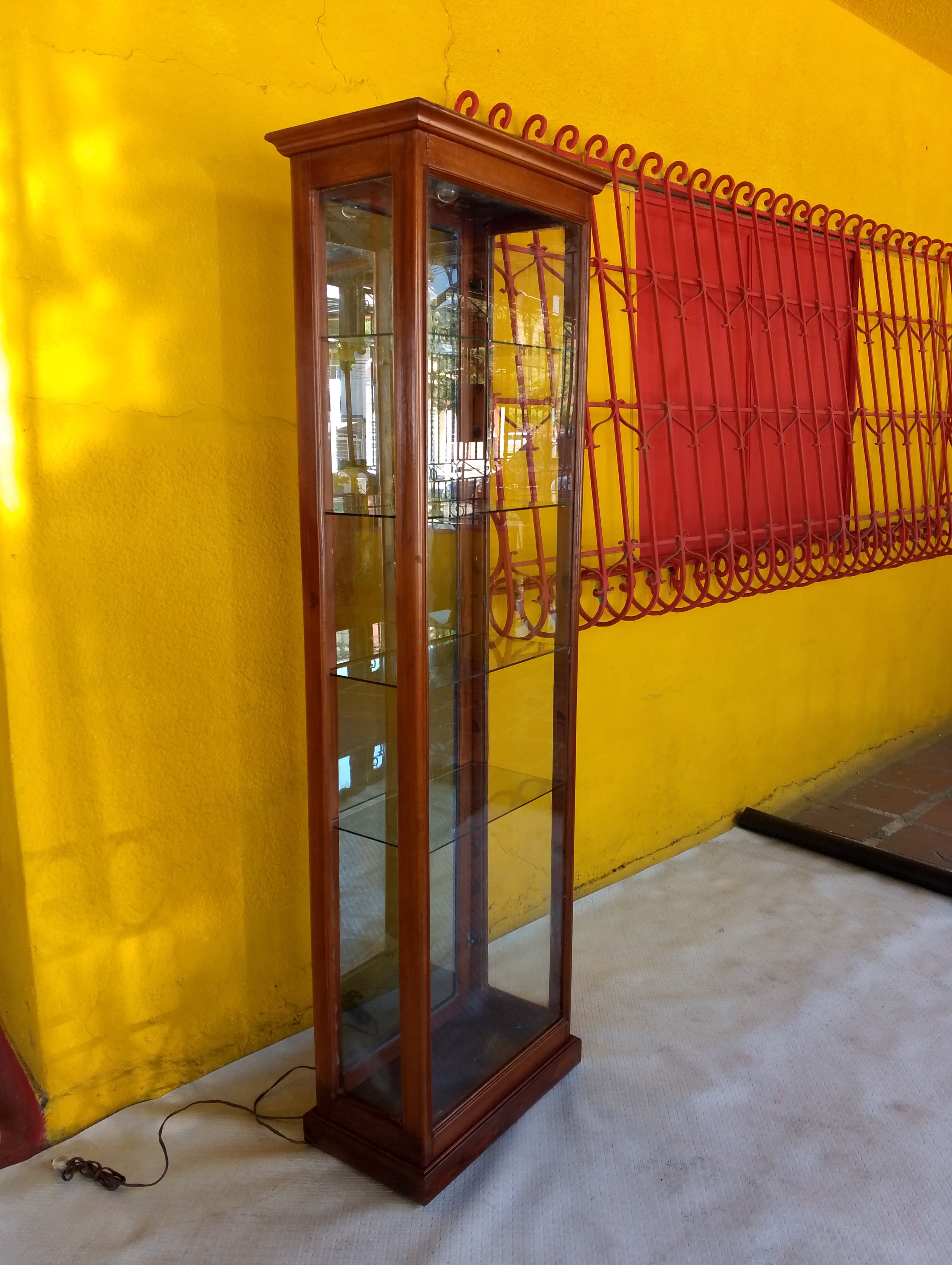 imagen de producto VITRINA ANTIGUA ITALY EN MADERA CEDRO Y CRISTAL 
