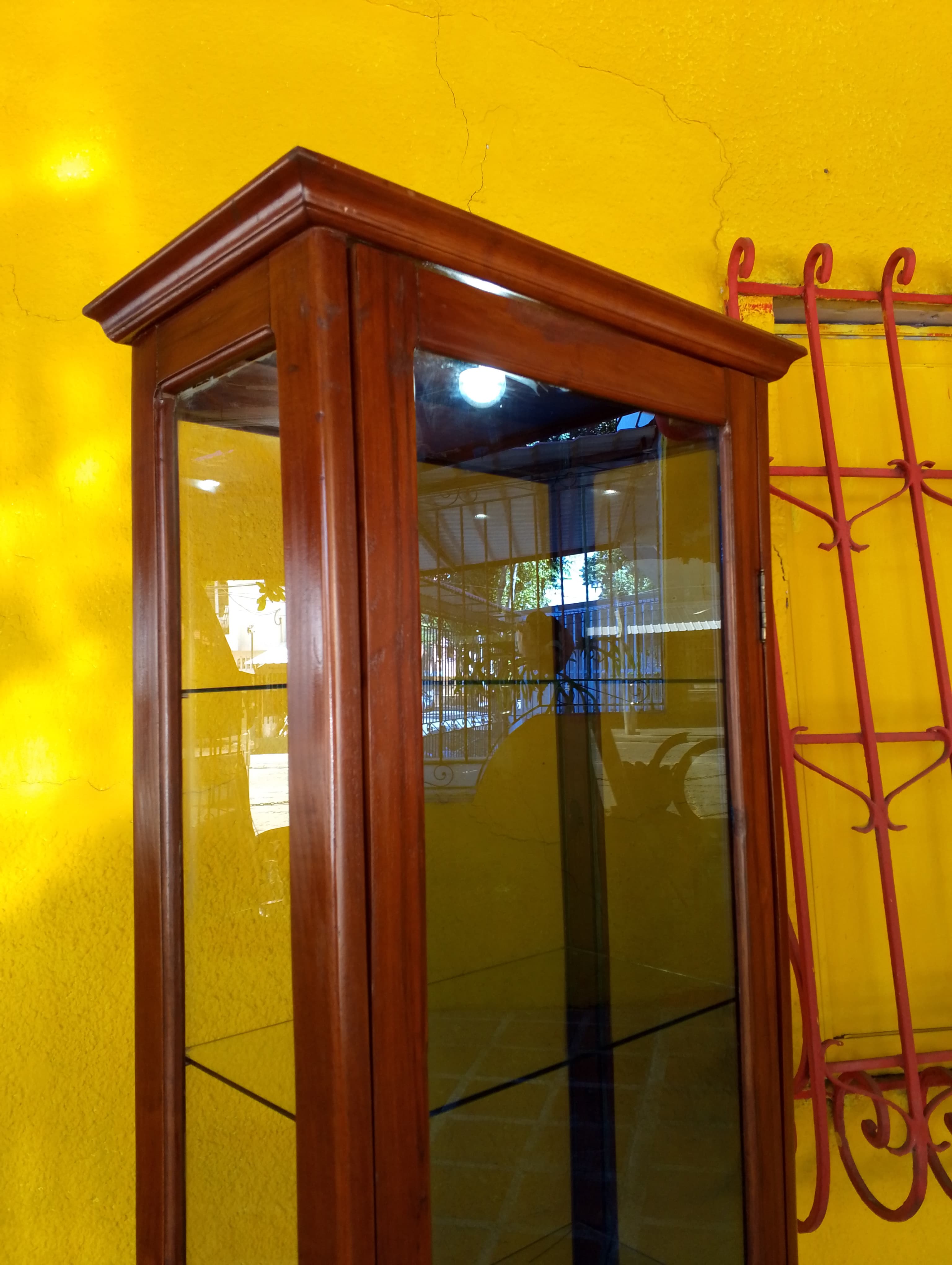 imagen de producto VITRINA ANTIGUA ITALY EN MADERA CEDRO Y CRISTAL 