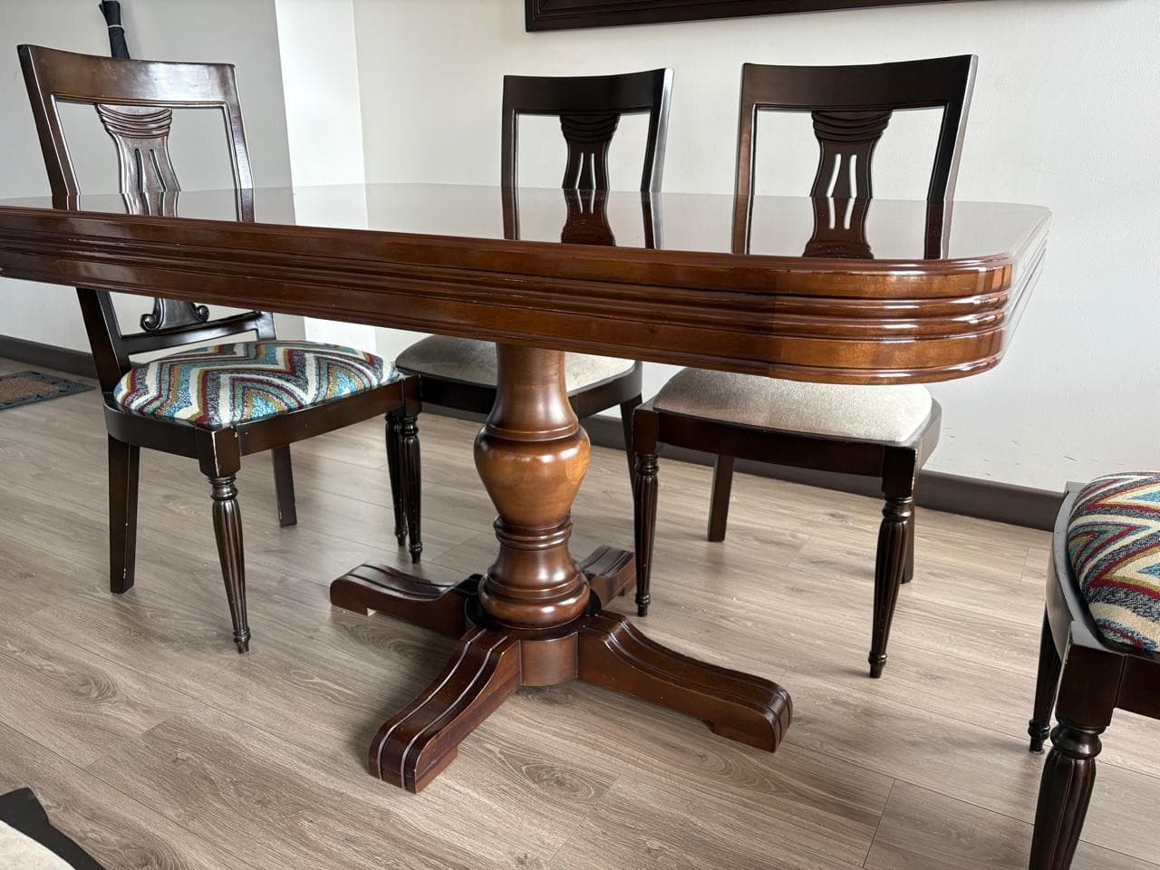 imagen de producto Comedor en madera con seis sillas