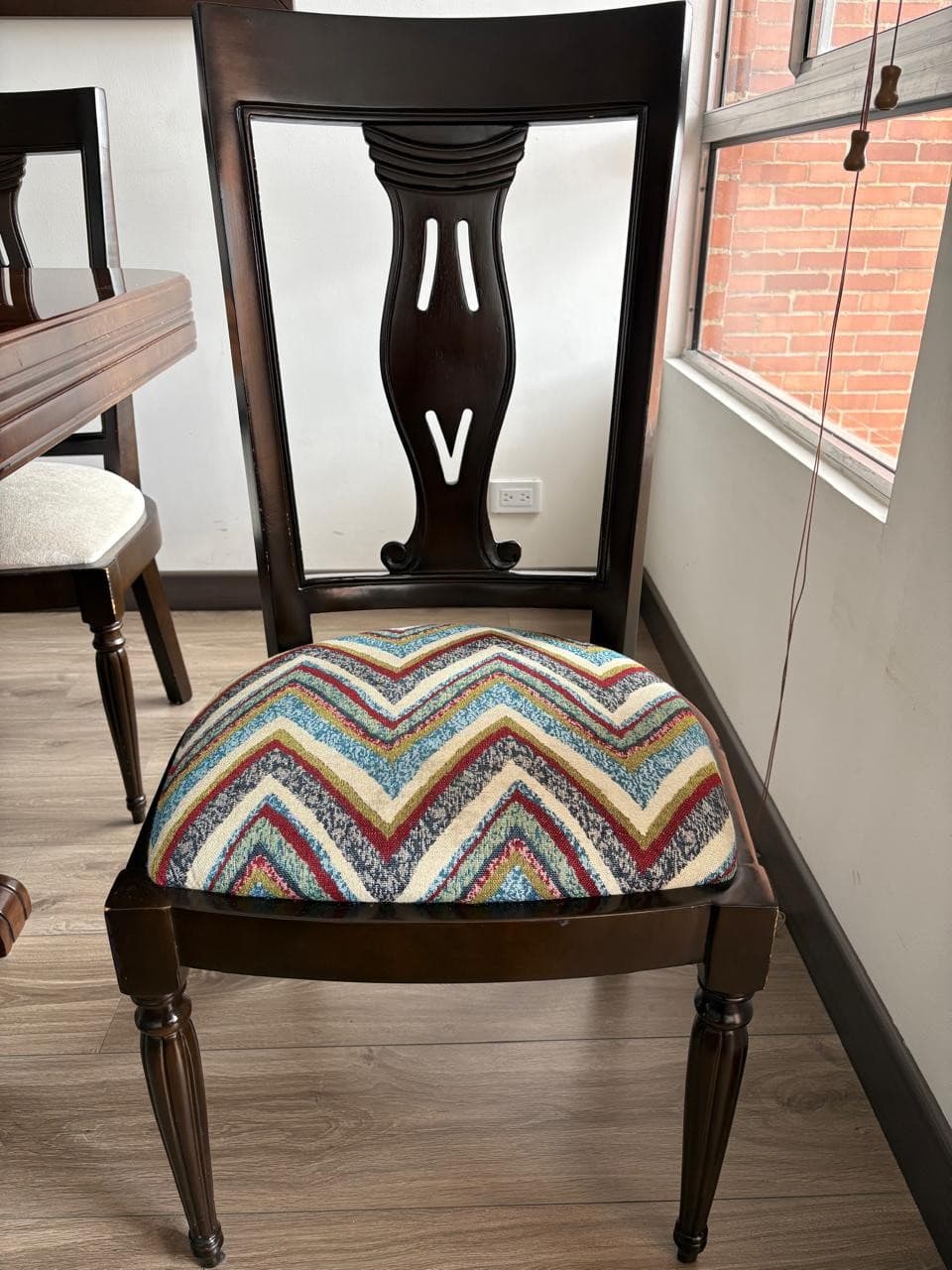 imagen de producto Comedor en madera con seis sillas
