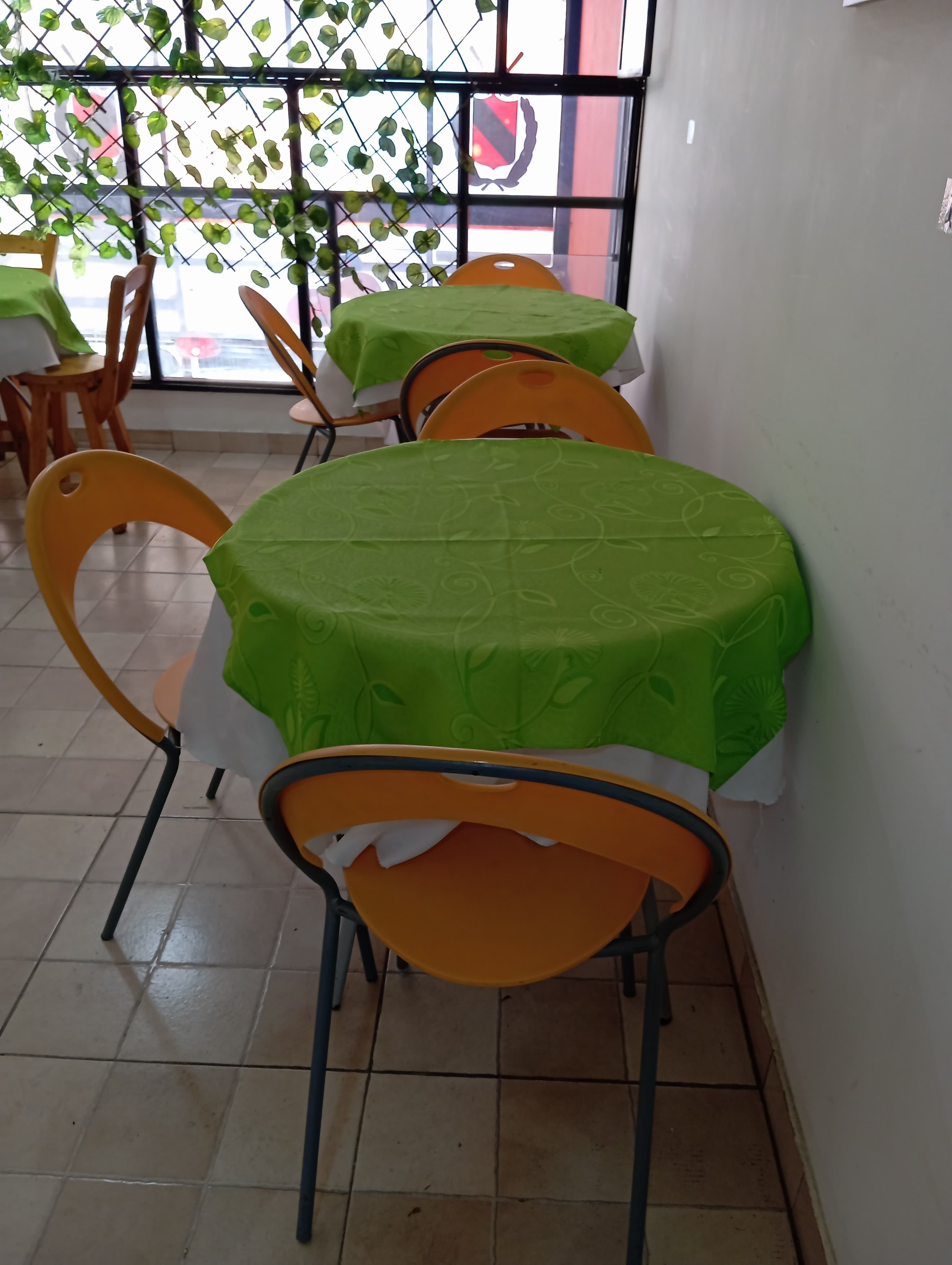 imagen de producto Cuatro mesas redondas Comedor 