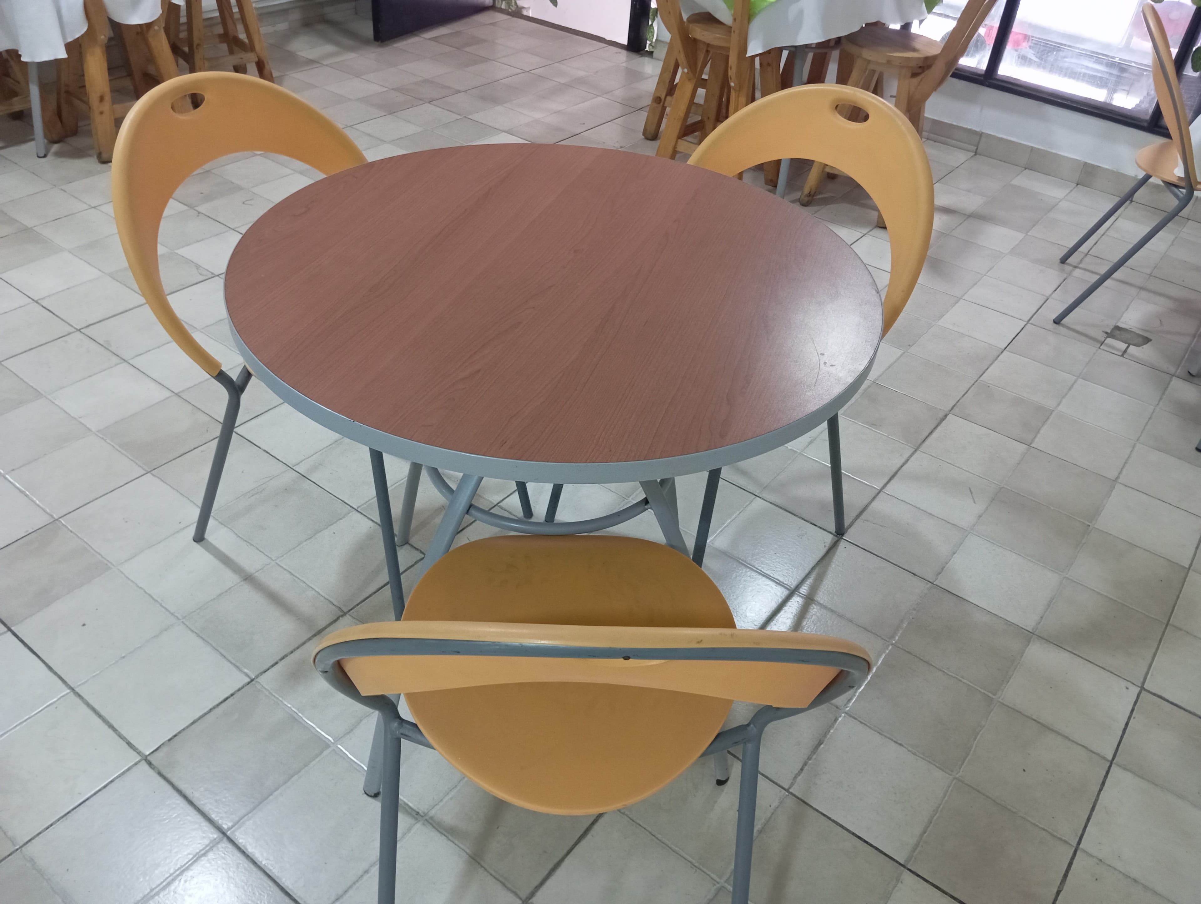 imagen de producto Cuatro mesas redondas Comedor 