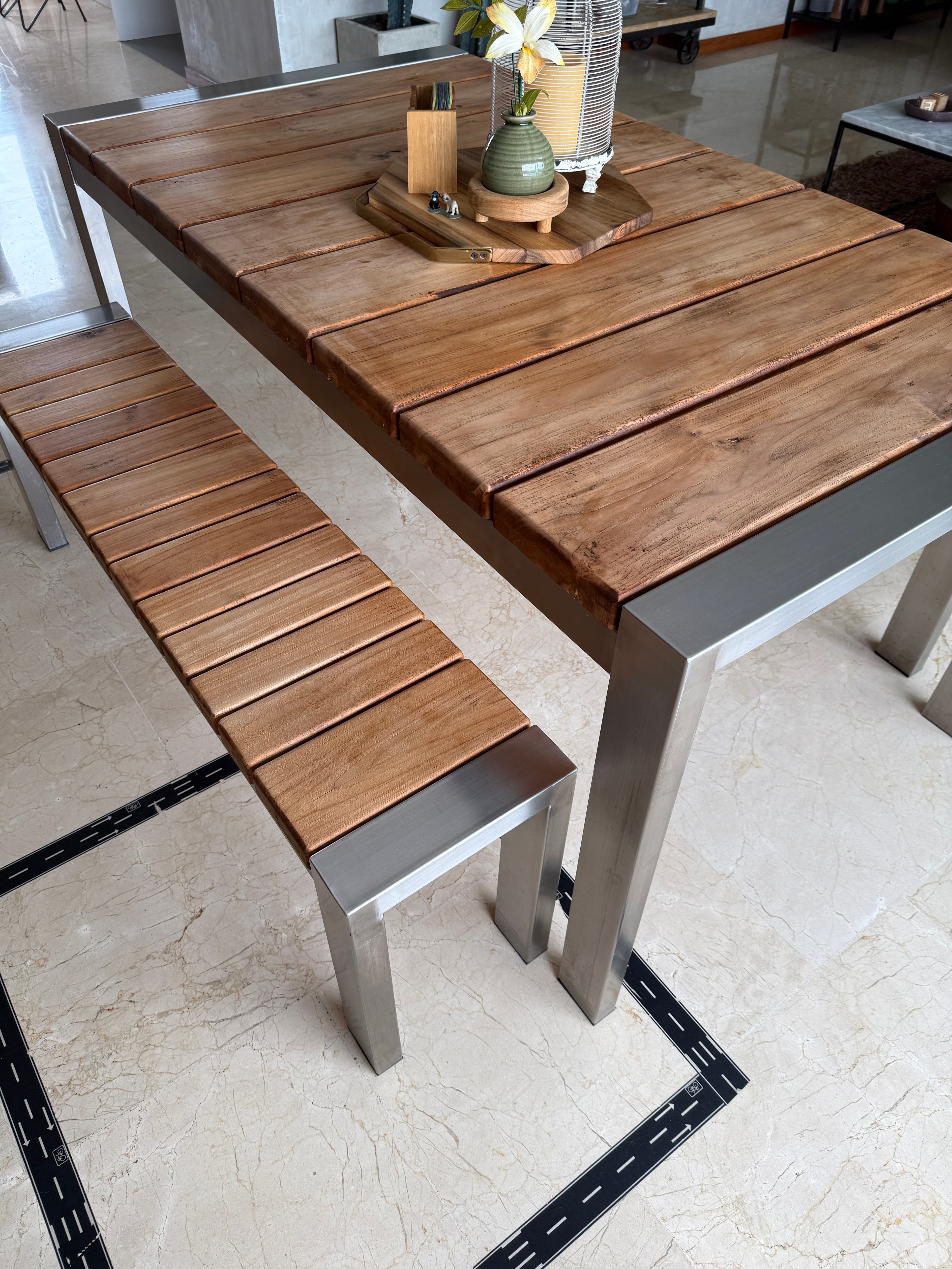 imagen de producto Comedor de TECA y acero