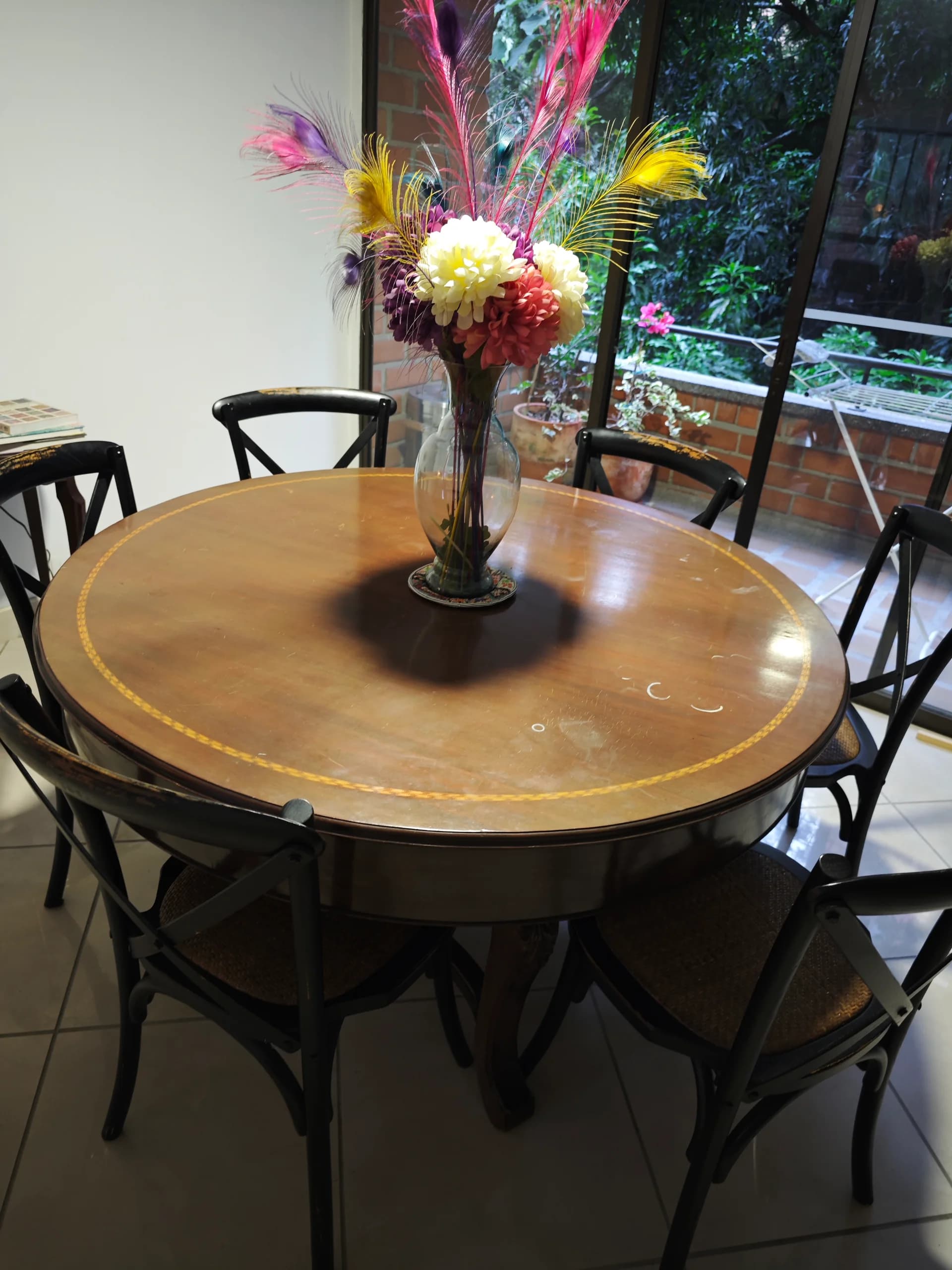 imagen de producto Comedor redondo de madera con 6 sillas 
