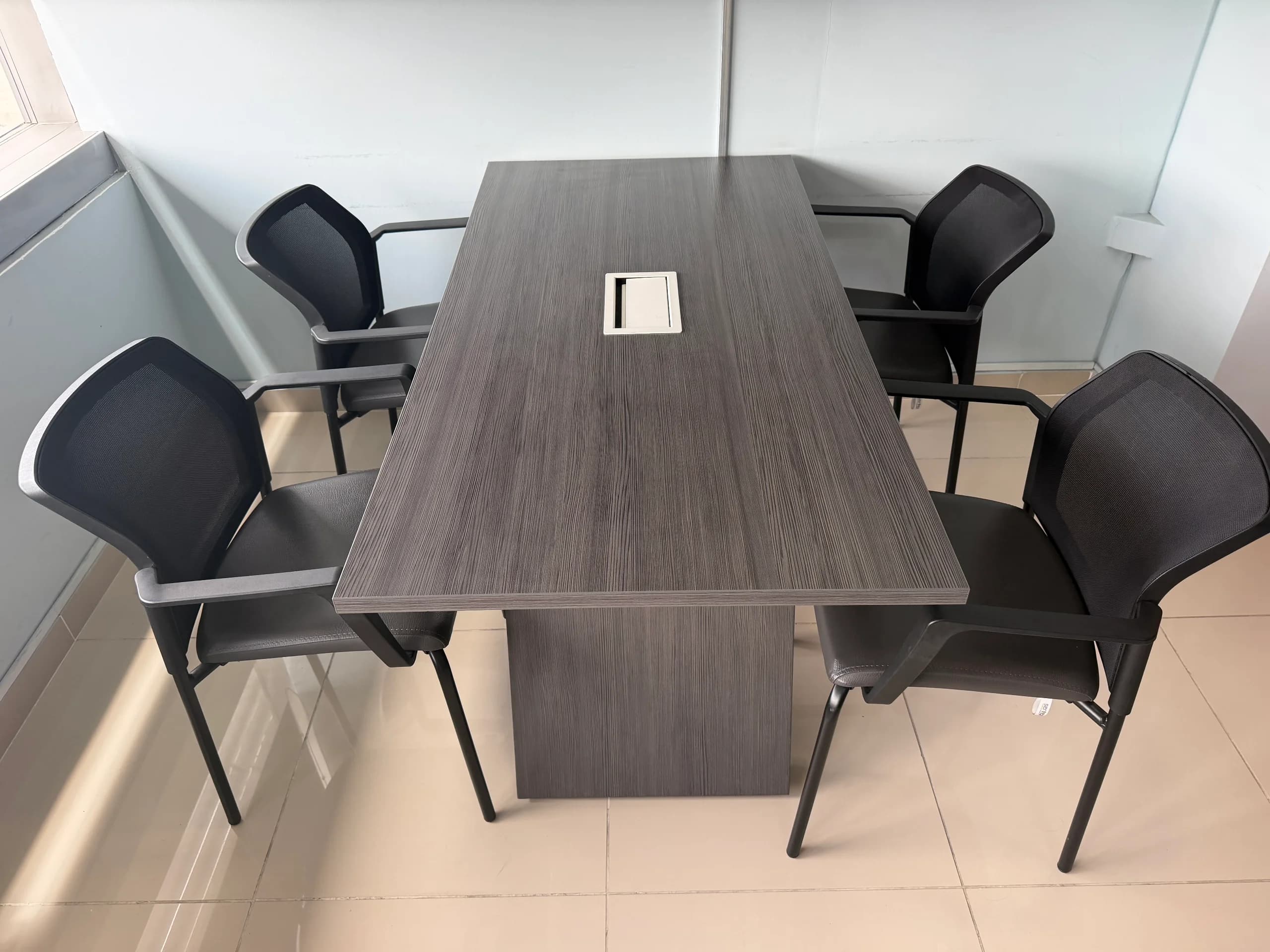 imagen de producto Mesa de juntas con 4 sillas y tomas integradas