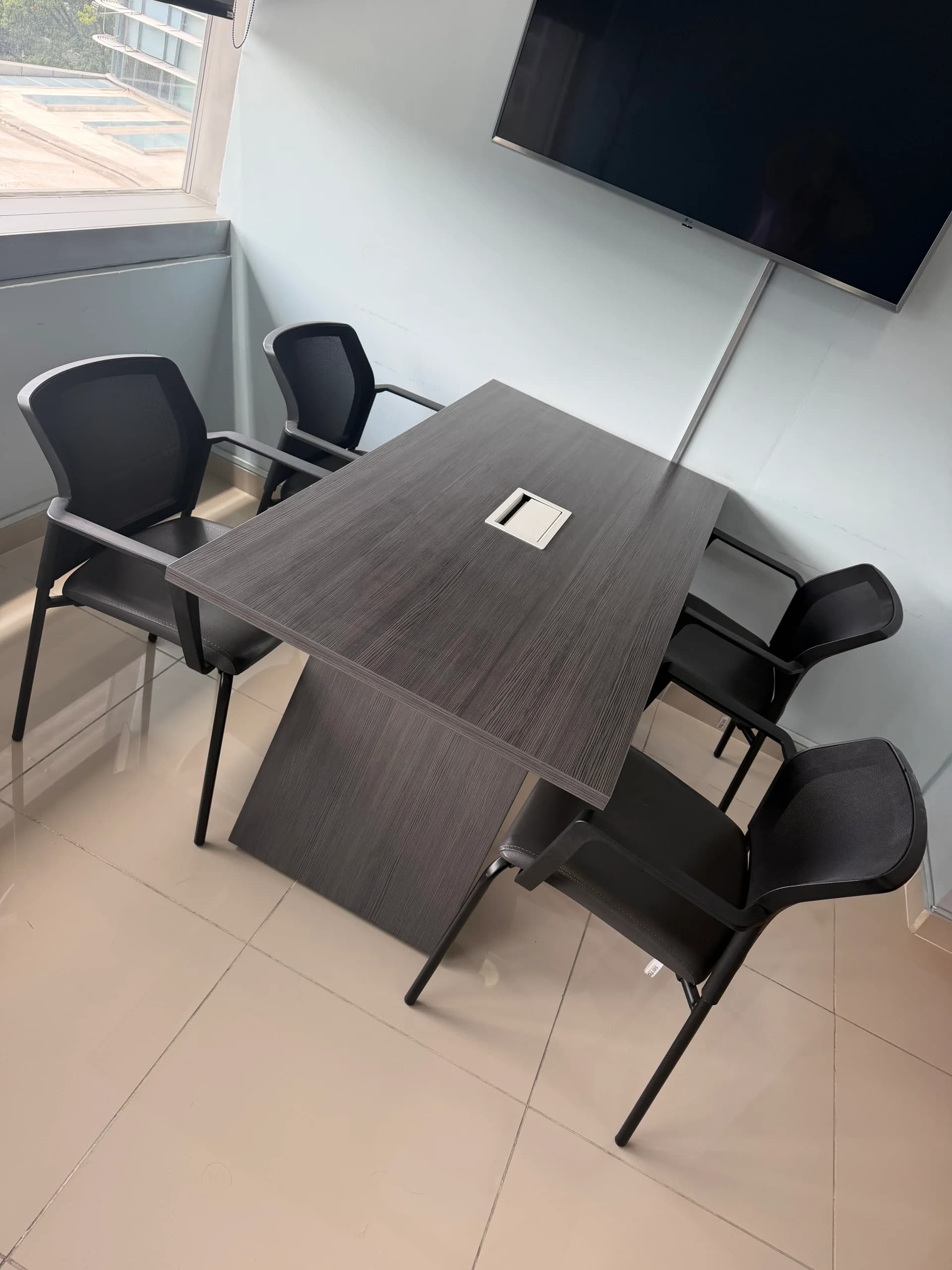 imagen de producto Mesa de juntas con 4 sillas y tomas integradas