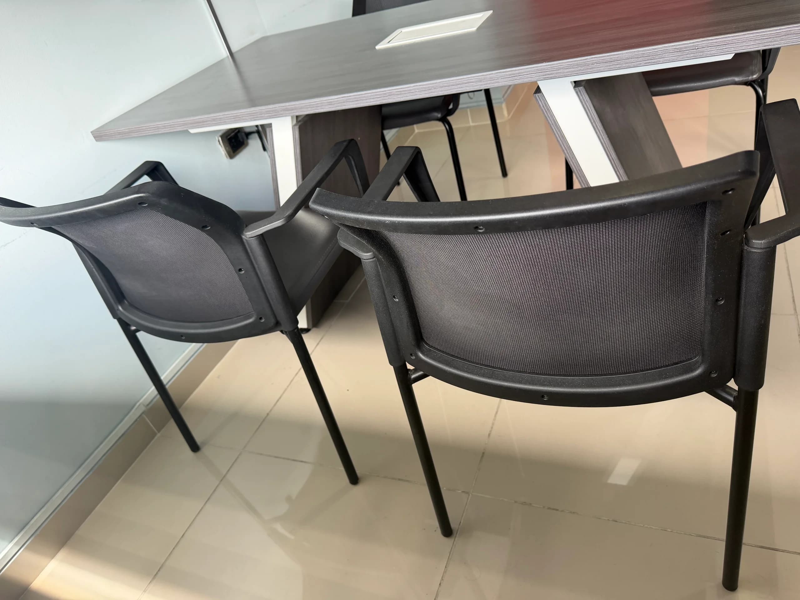 imagen de producto Mesa de juntas con 4 sillas y tomas integradas