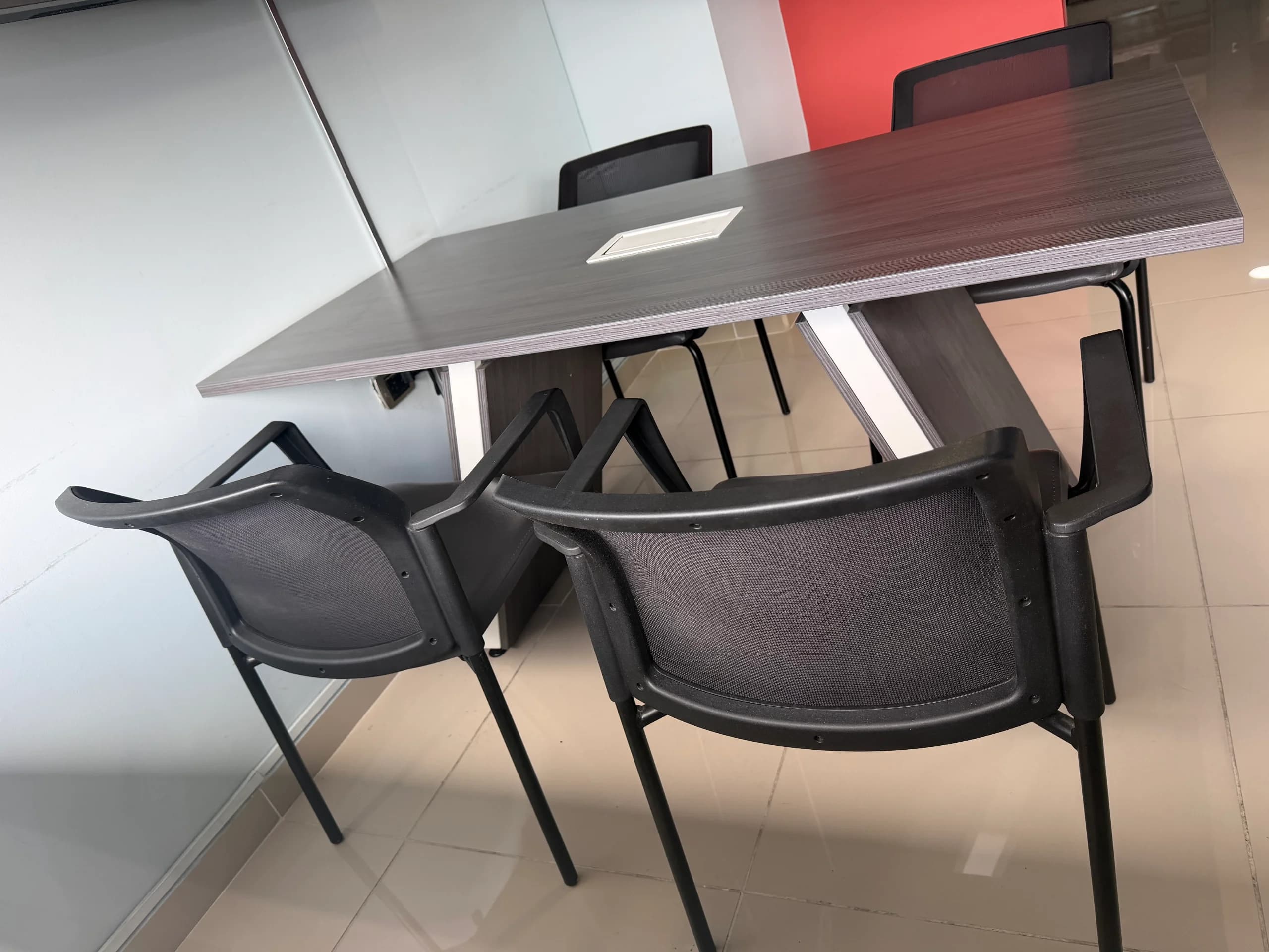 imagen de producto Mesa de juntas con 4 sillas y tomas integradas