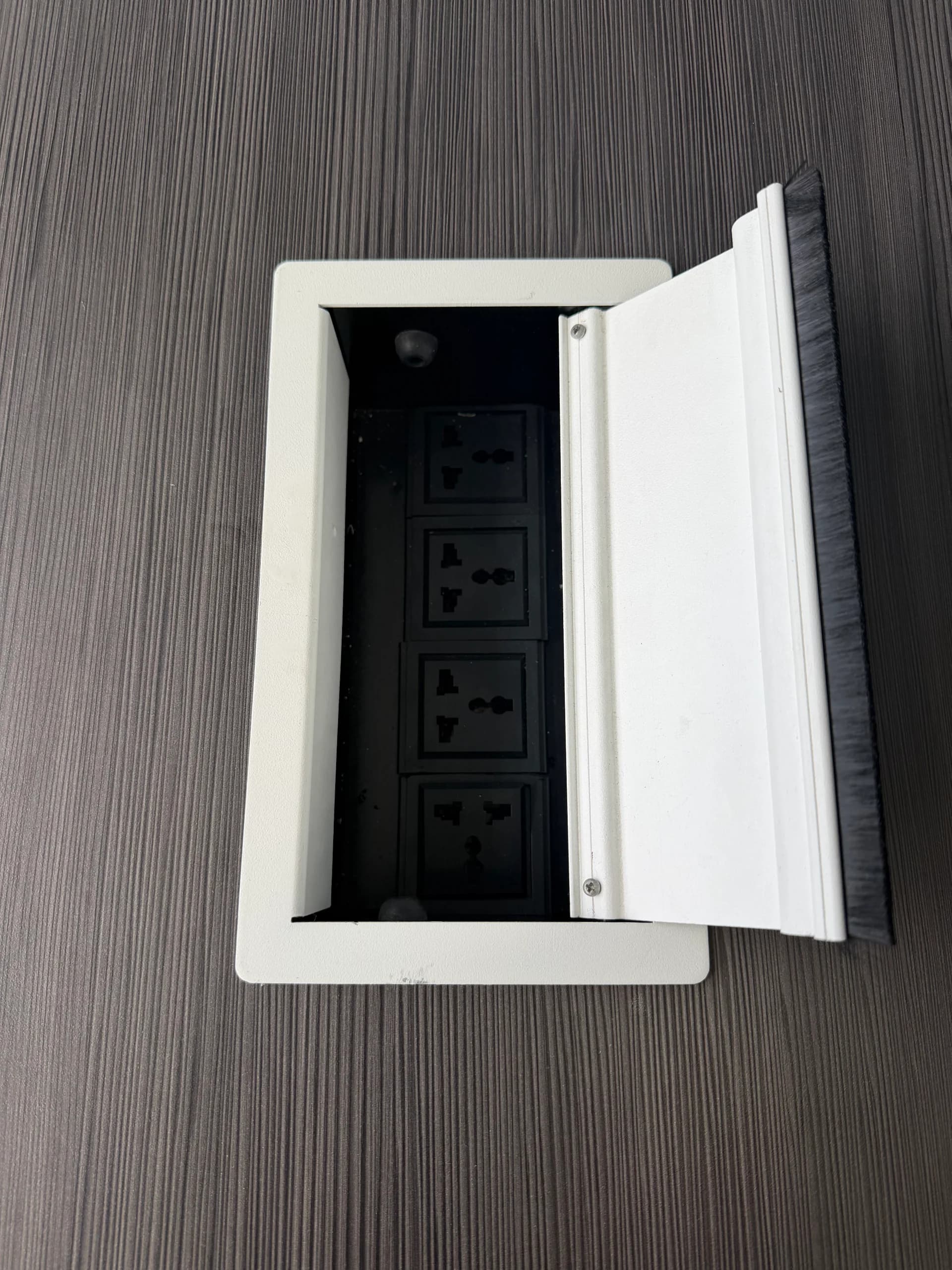 imagen de producto Mesa de juntas con 4 sillas y tomas integradas