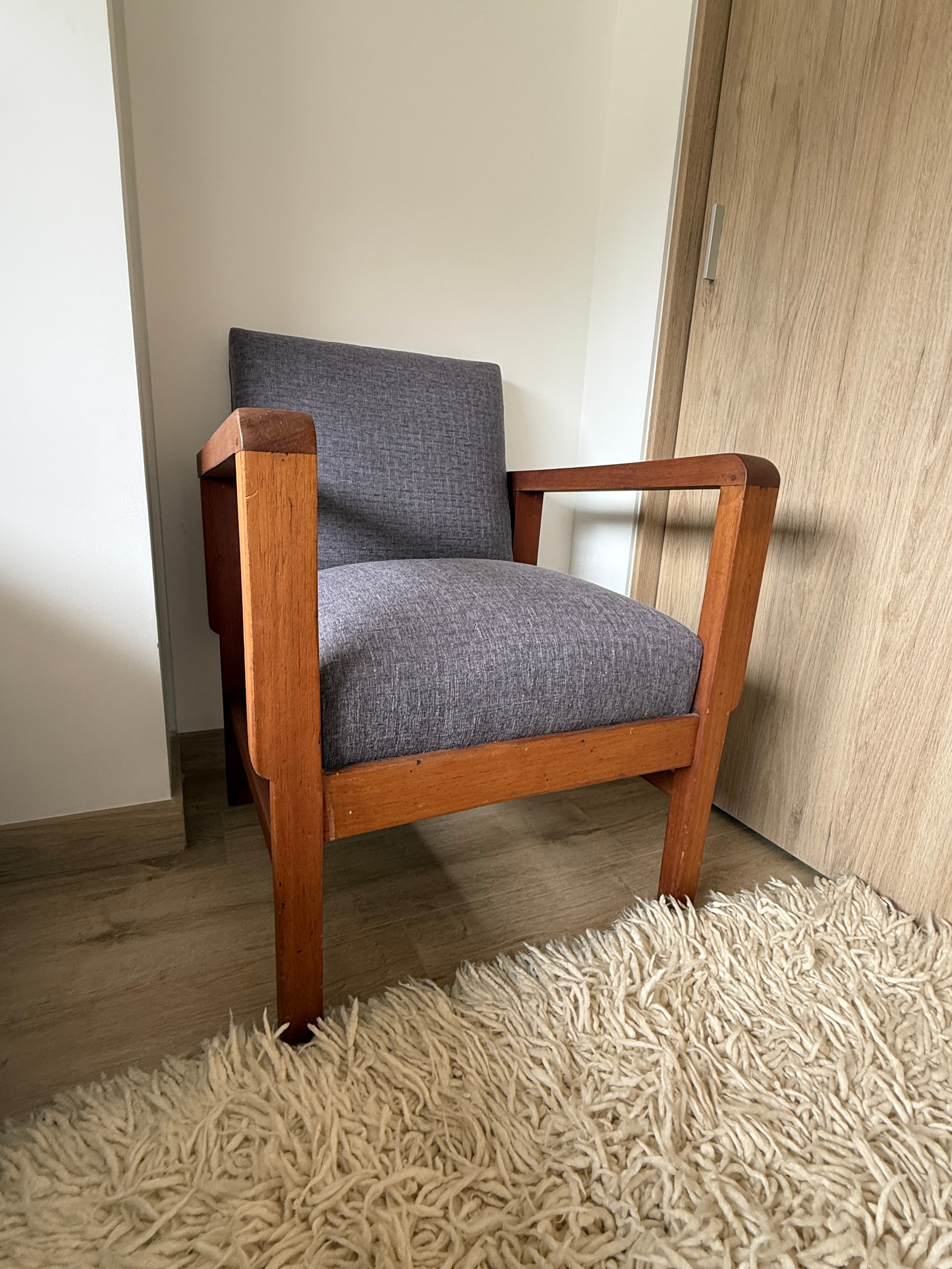 imagen de producto Poltrona gris con madera.