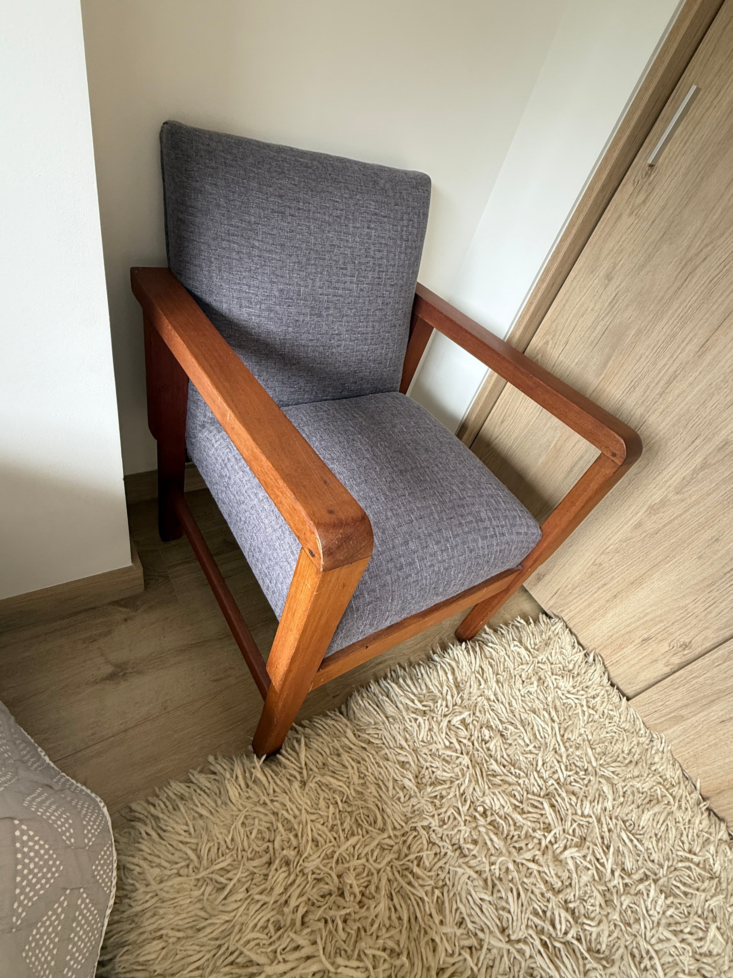 imagen de producto Poltrona gris con madera.