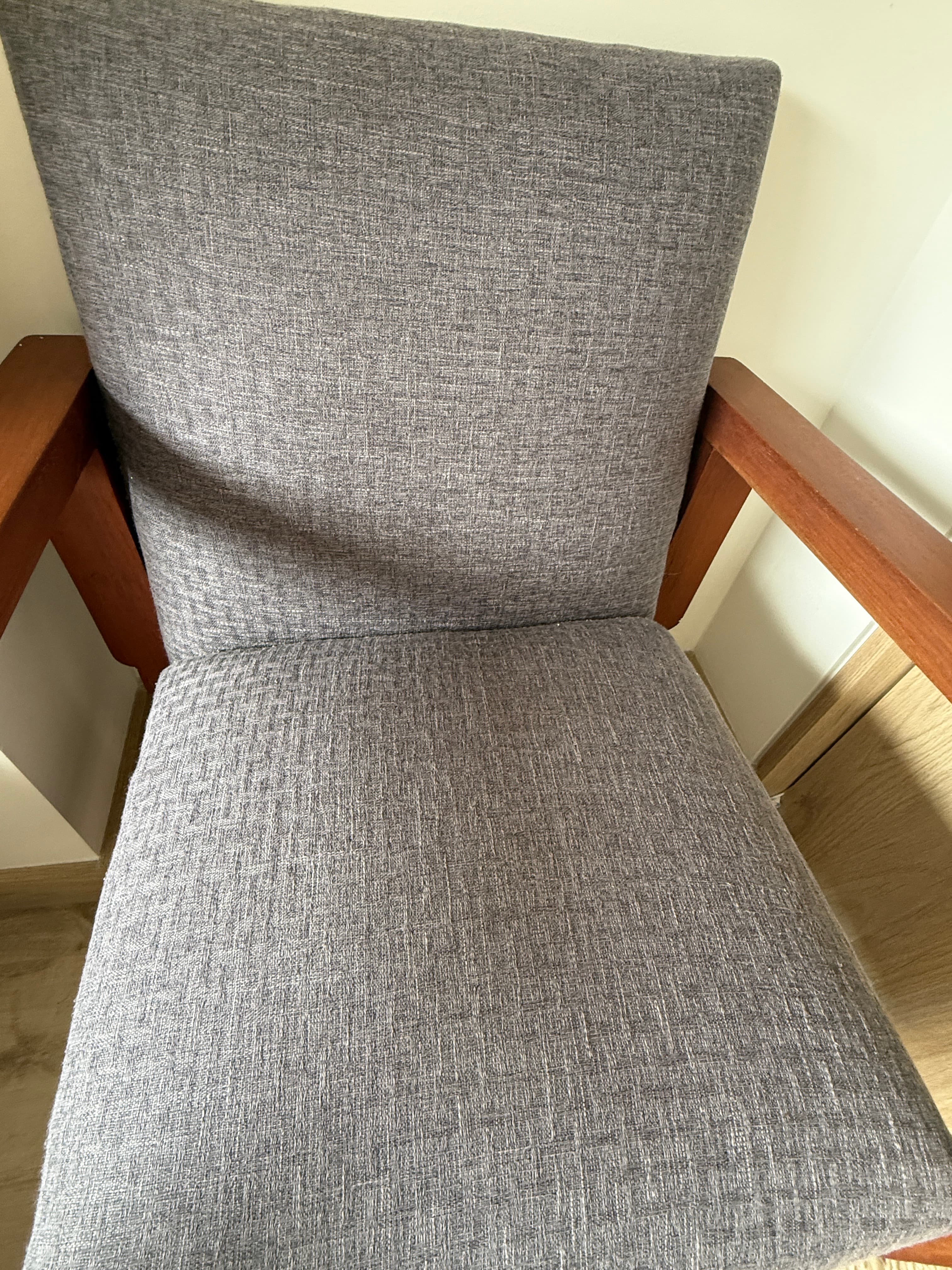 imagen de producto Poltrona gris con madera.