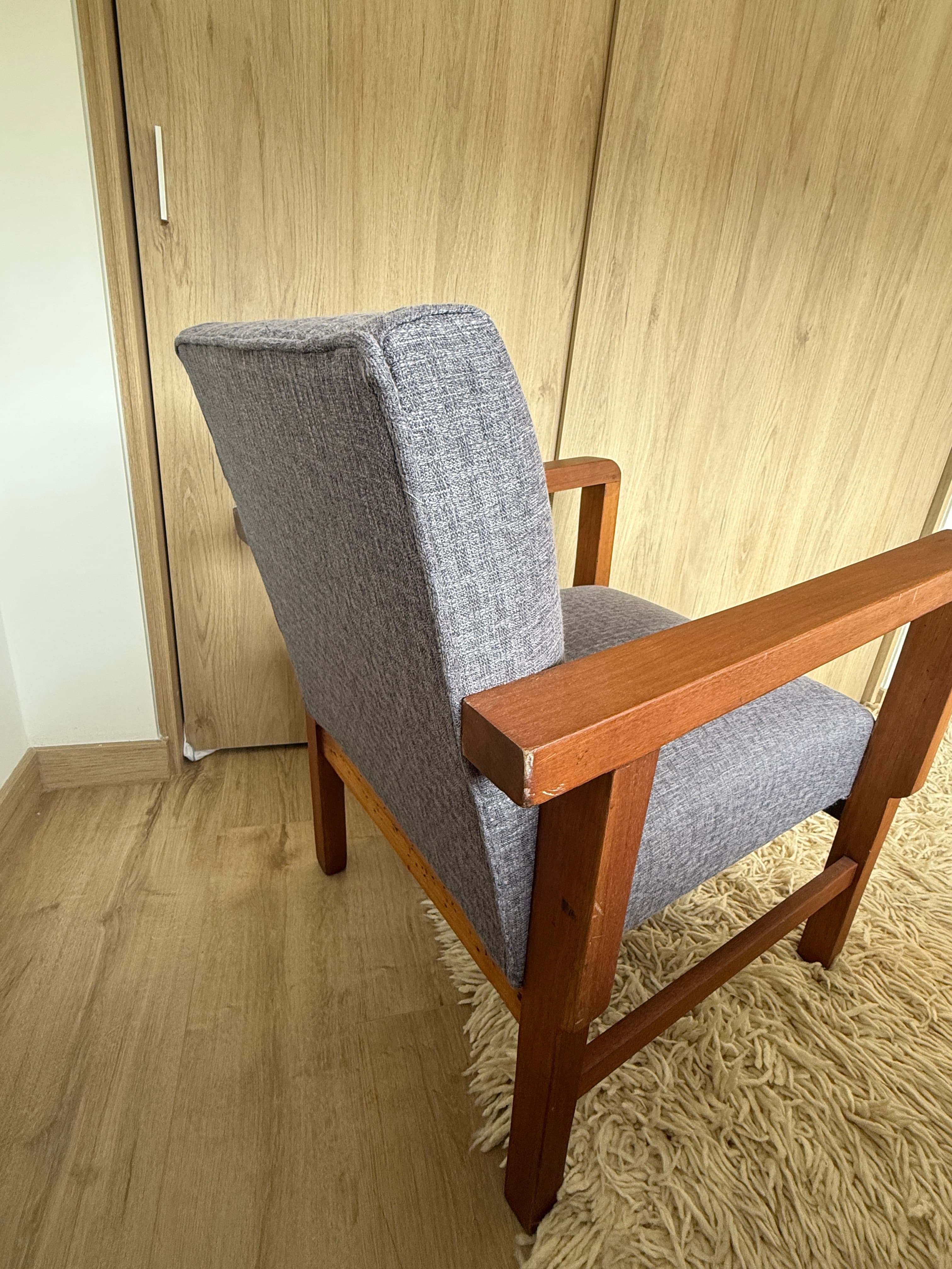 imagen de producto Poltrona gris con madera.