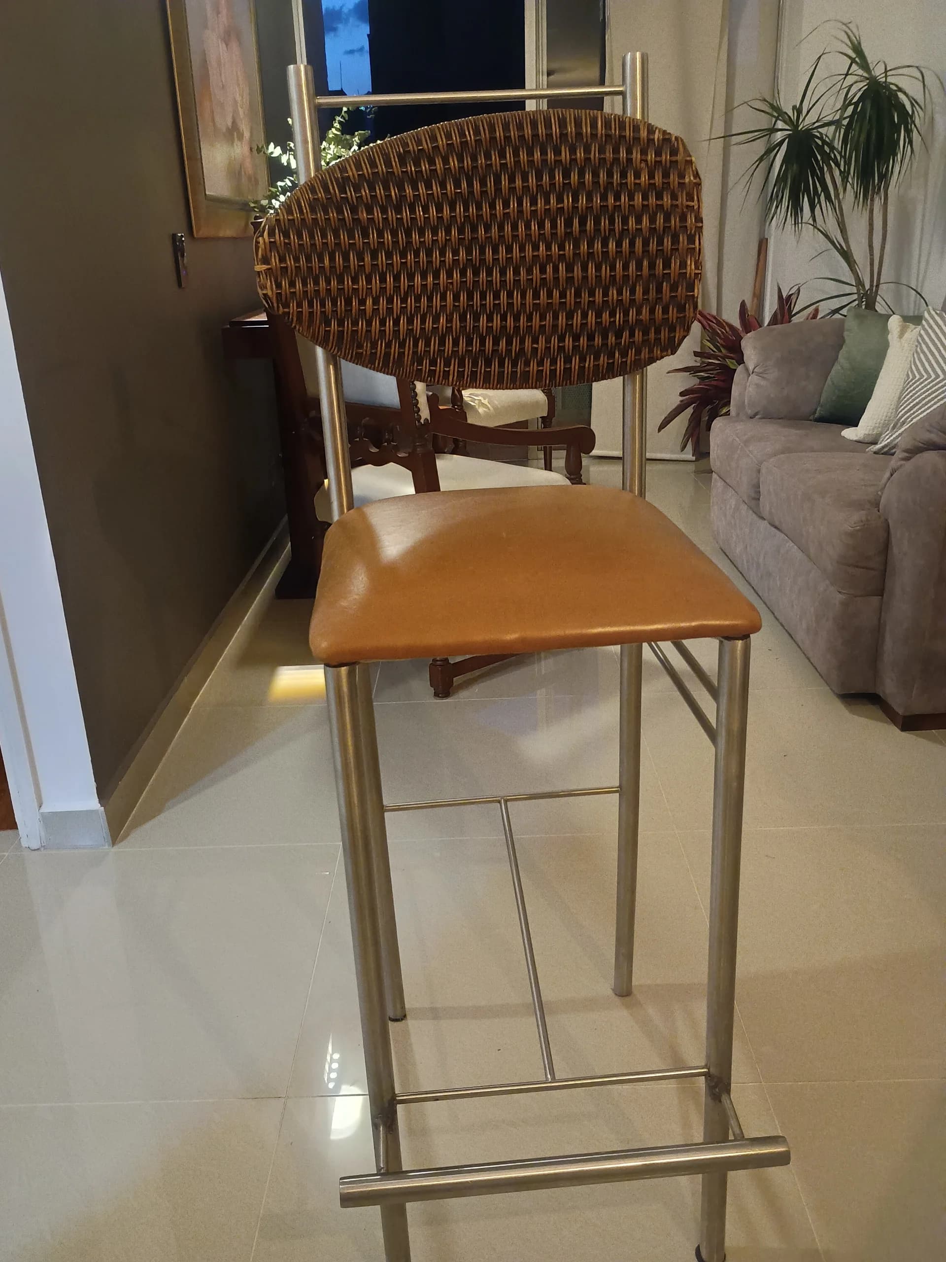 imagen de producto 3 sillas por diseñador, especial para barra
