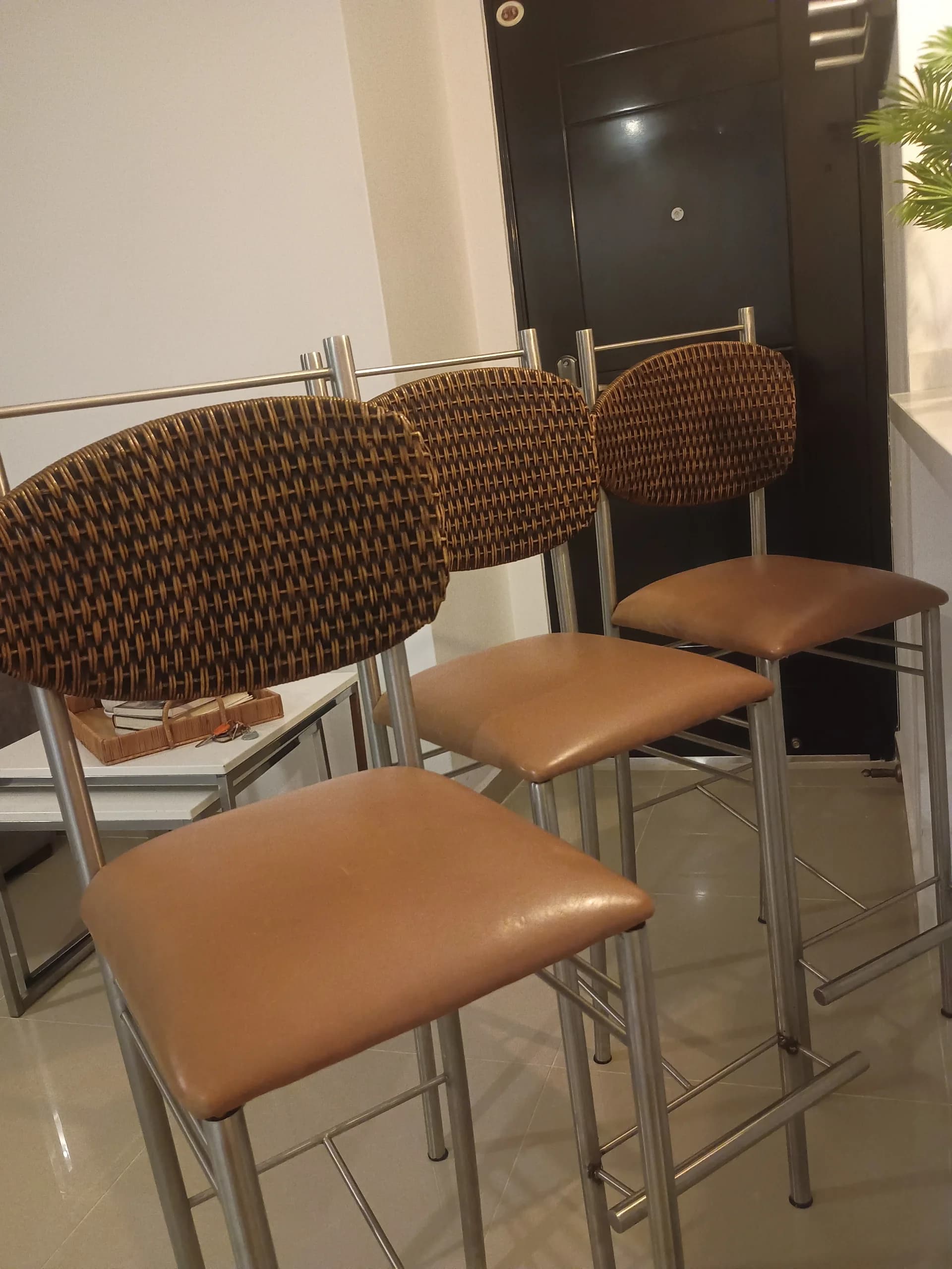 imagen de producto 3 sillas por diseñador, especial para barra